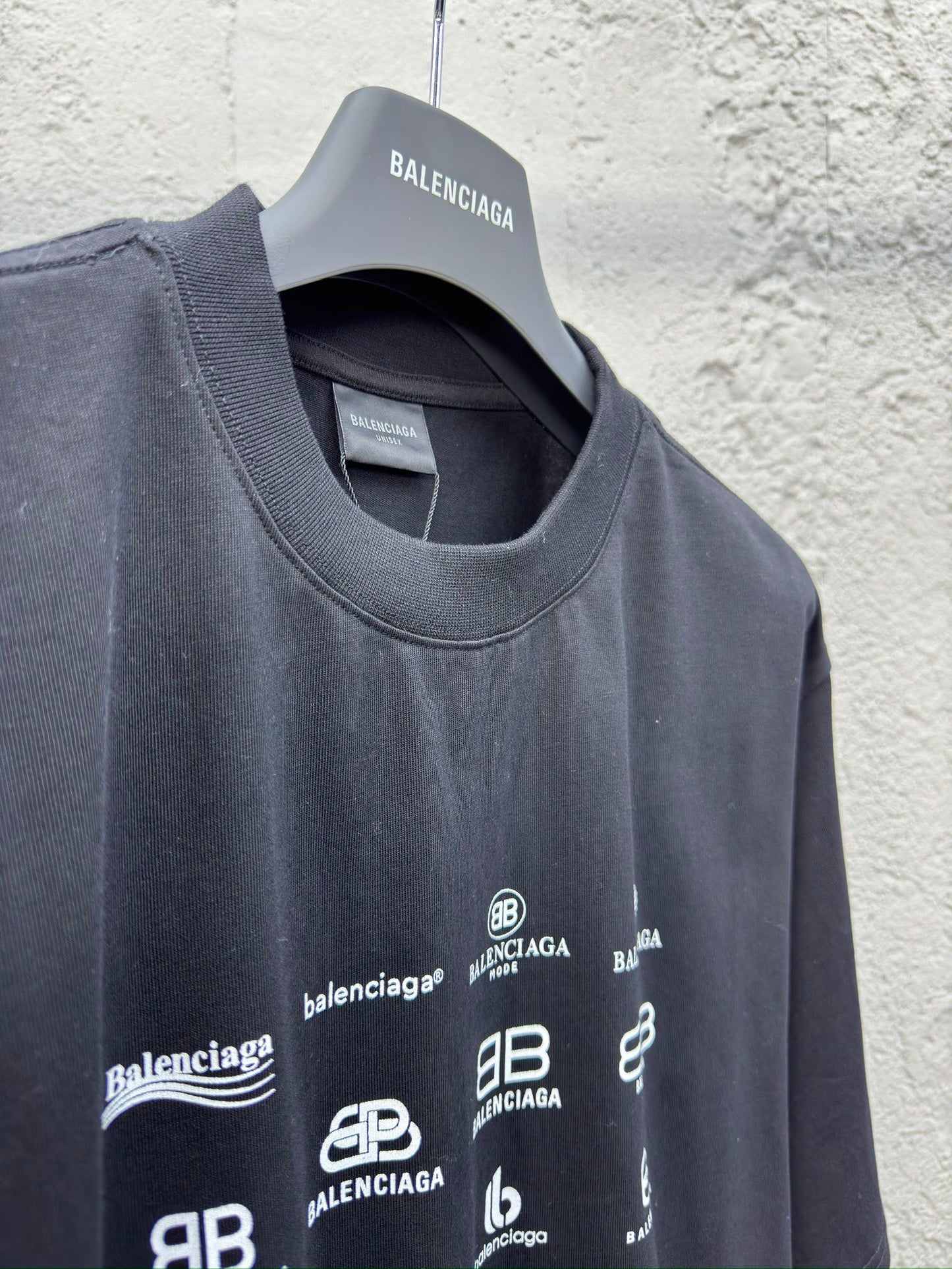 Manches courtes entièrement imprimées avec LOGO sur le devant et le dos