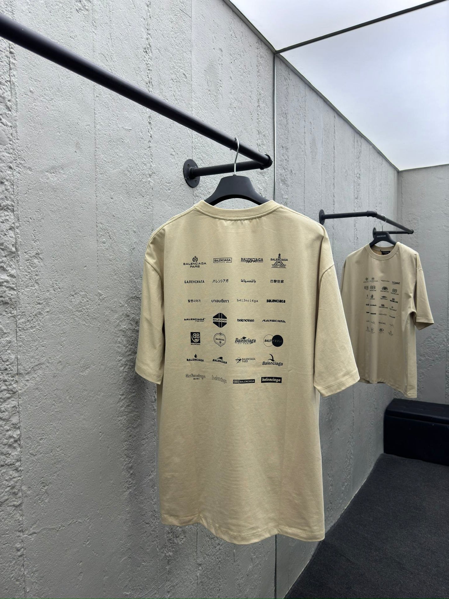 Manches courtes entièrement imprimées avec LOGO sur le devant et le dos