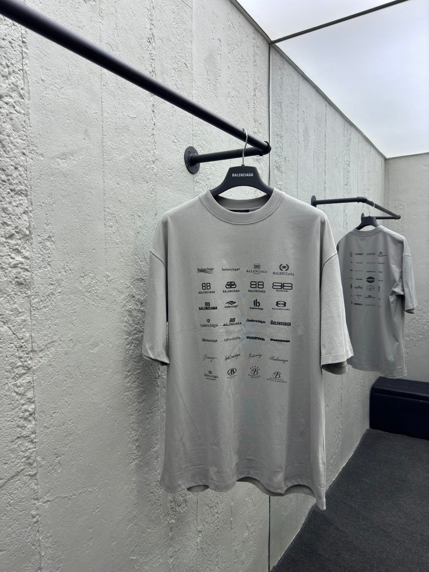 Manches courtes entièrement imprimées avec LOGO sur le devant et le dos