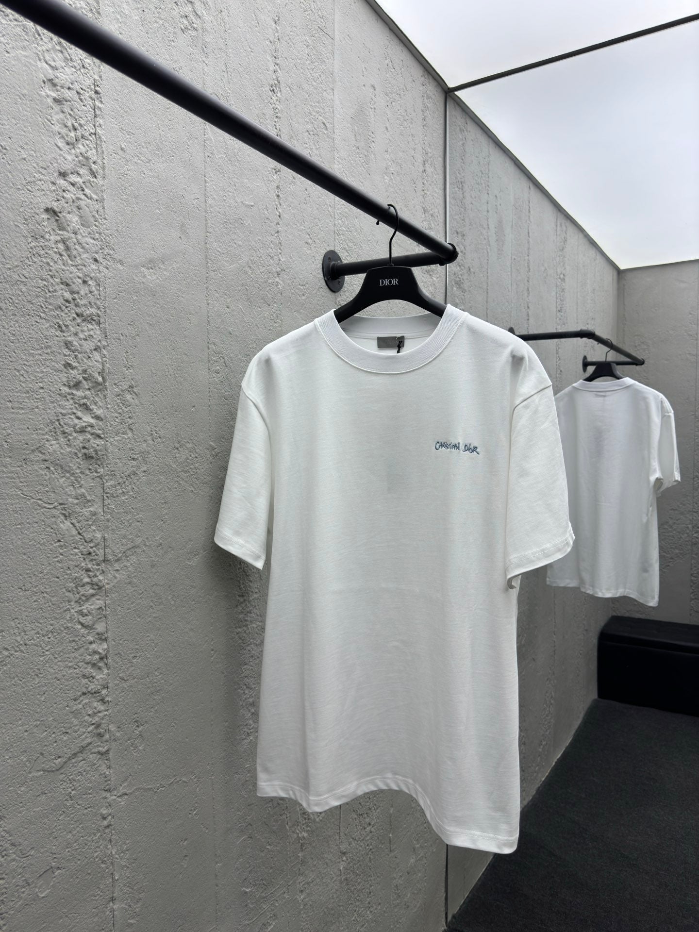 Rundhalsausschnitt, kurze Ärmel mit gesticktem Buchstabenlogo