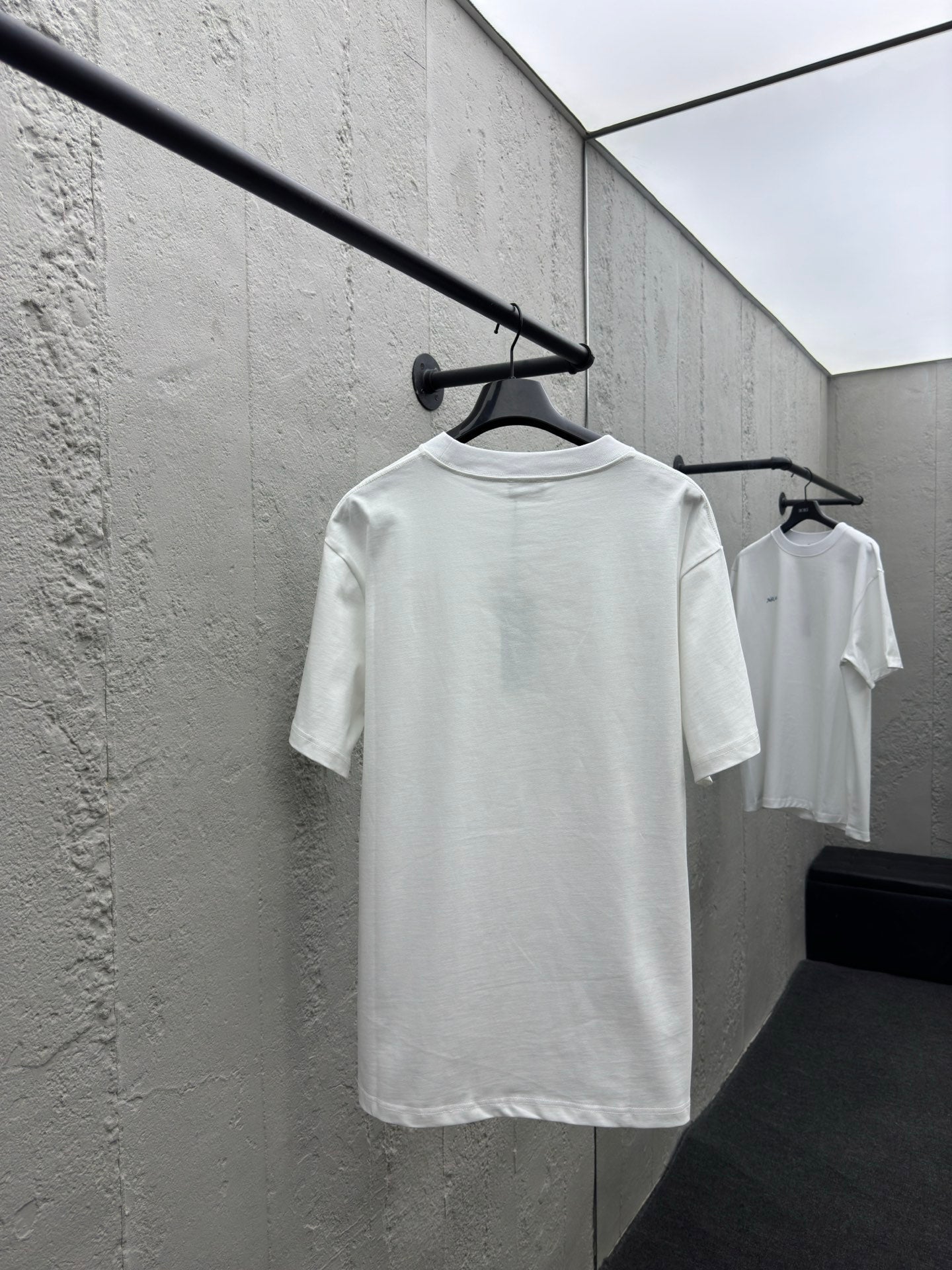 Rundhalsausschnitt, kurze Ärmel mit gesticktem Buchstabenlogo