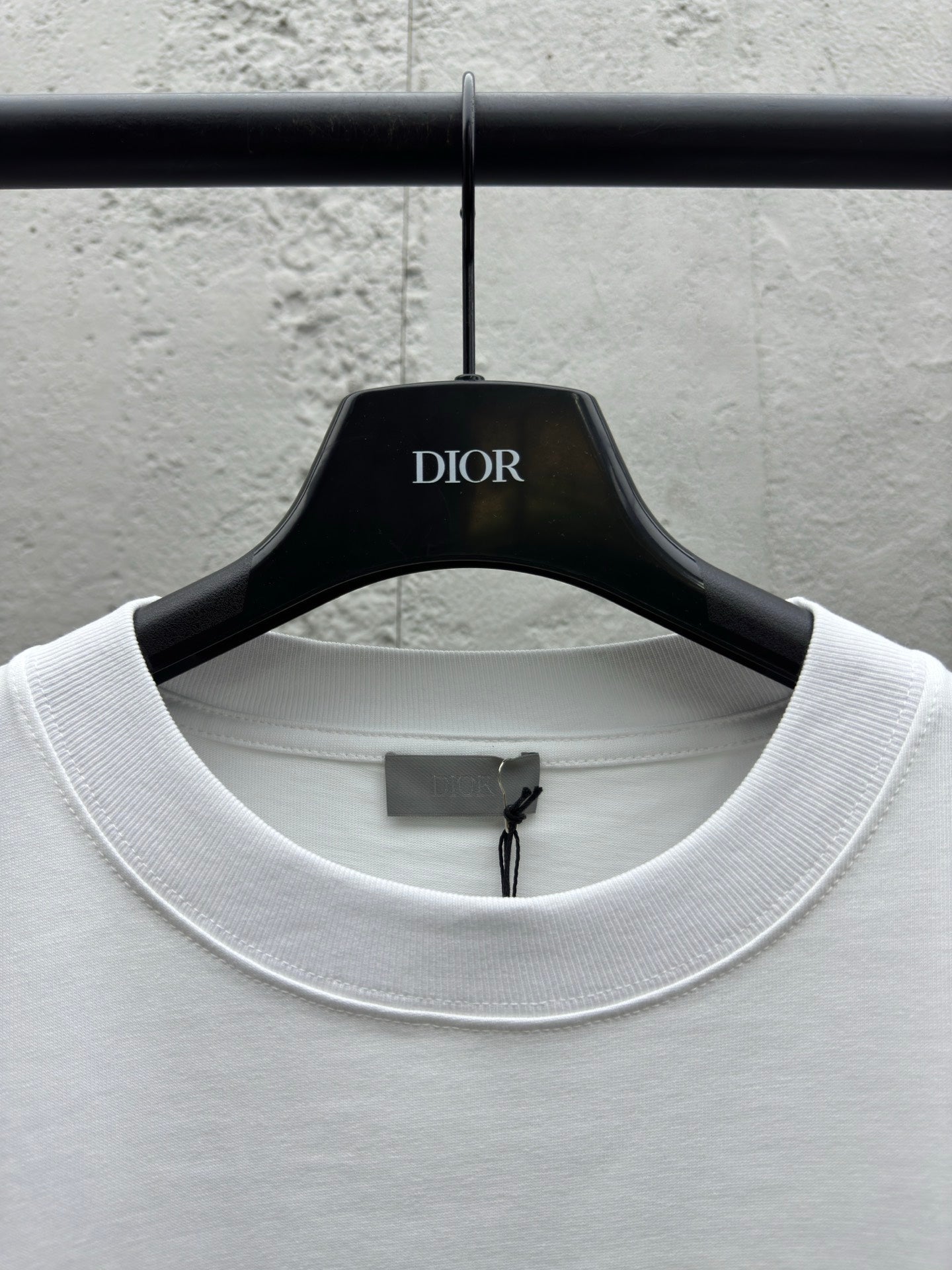 Rundhalsausschnitt, kurze Ärmel mit gesticktem Buchstabenlogo