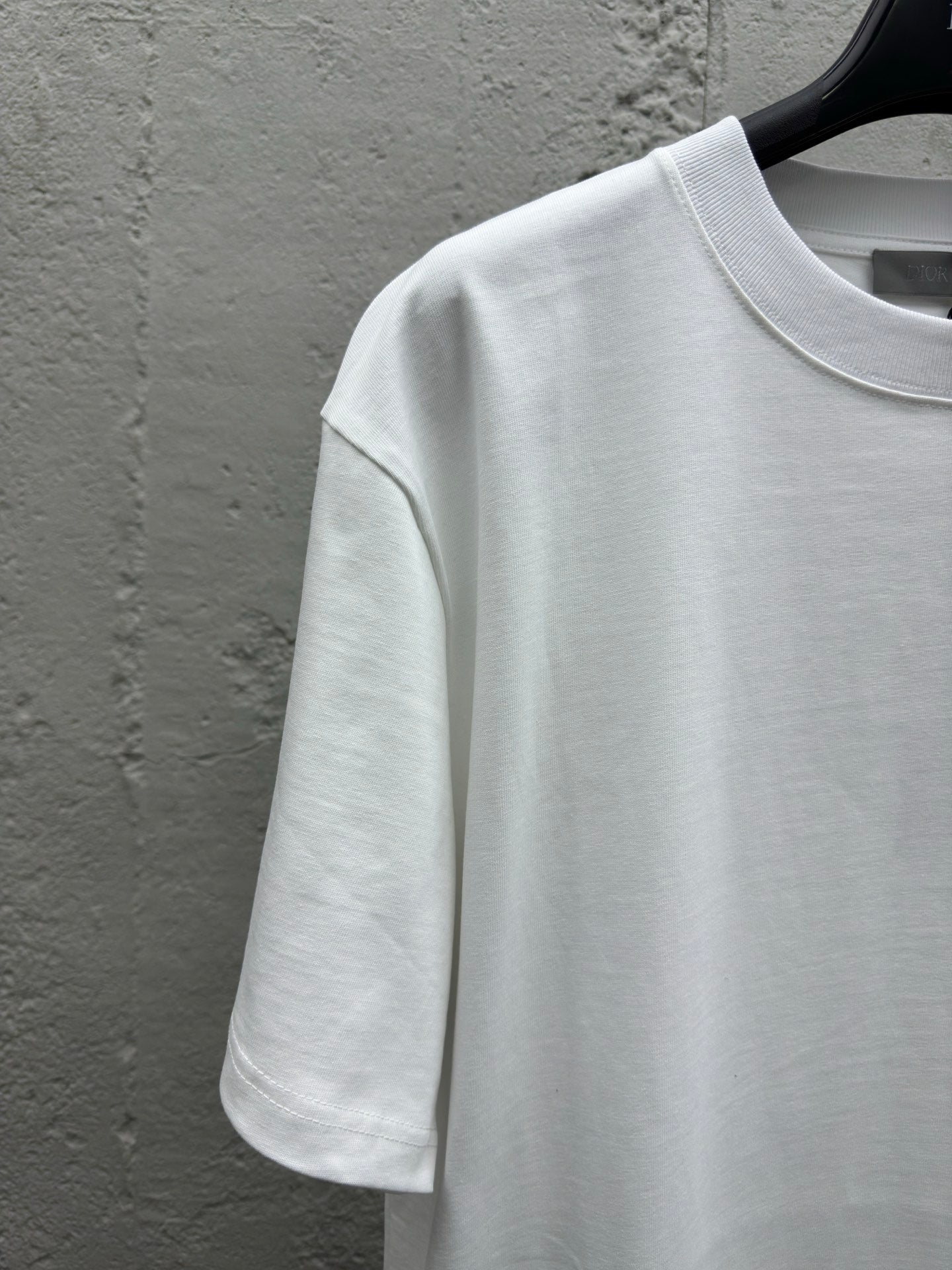 Rundhalsausschnitt, kurze Ärmel mit gesticktem Buchstabenlogo