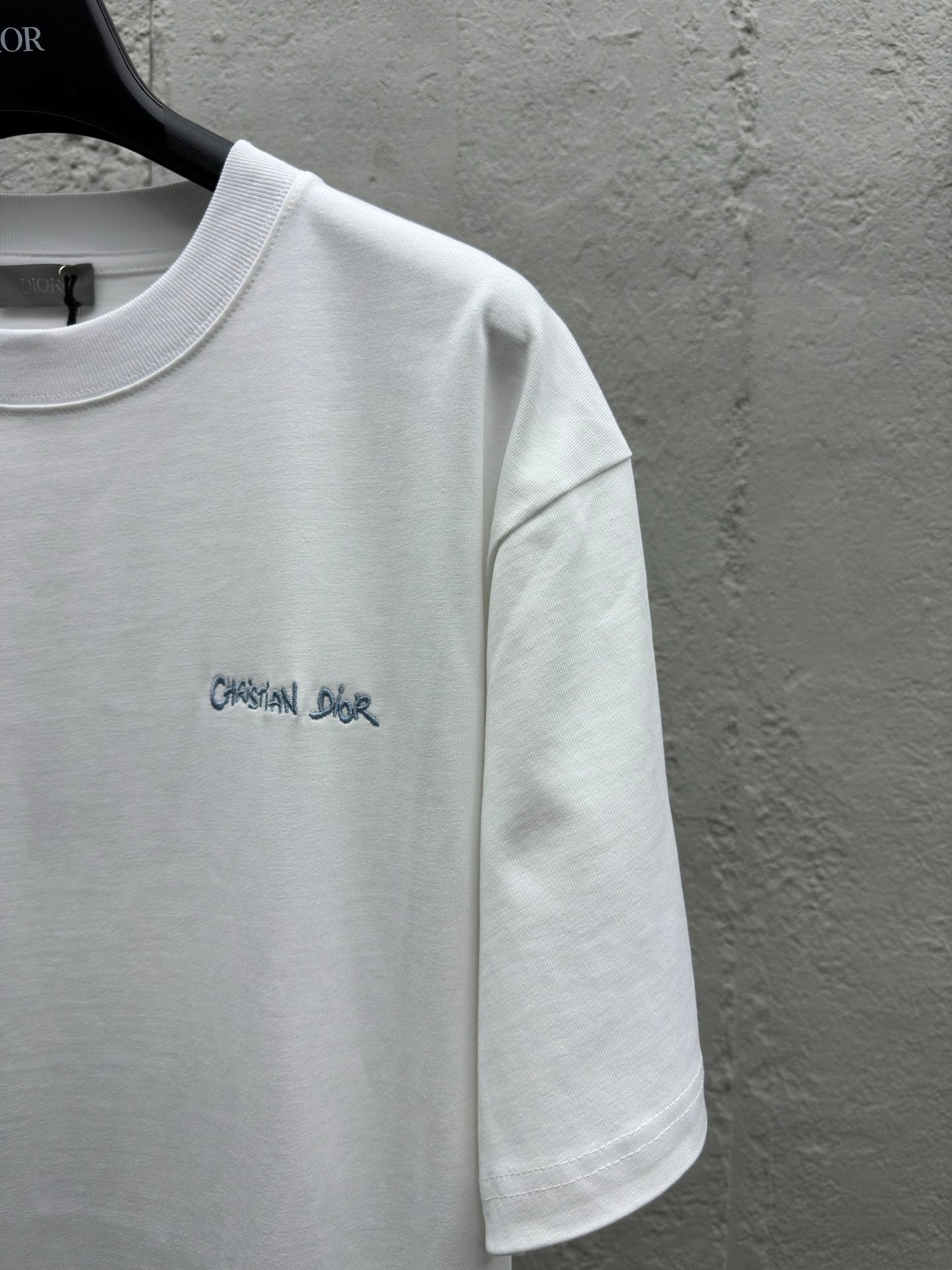 Rundhalsausschnitt, kurze Ärmel mit gesticktem Buchstabenlogo