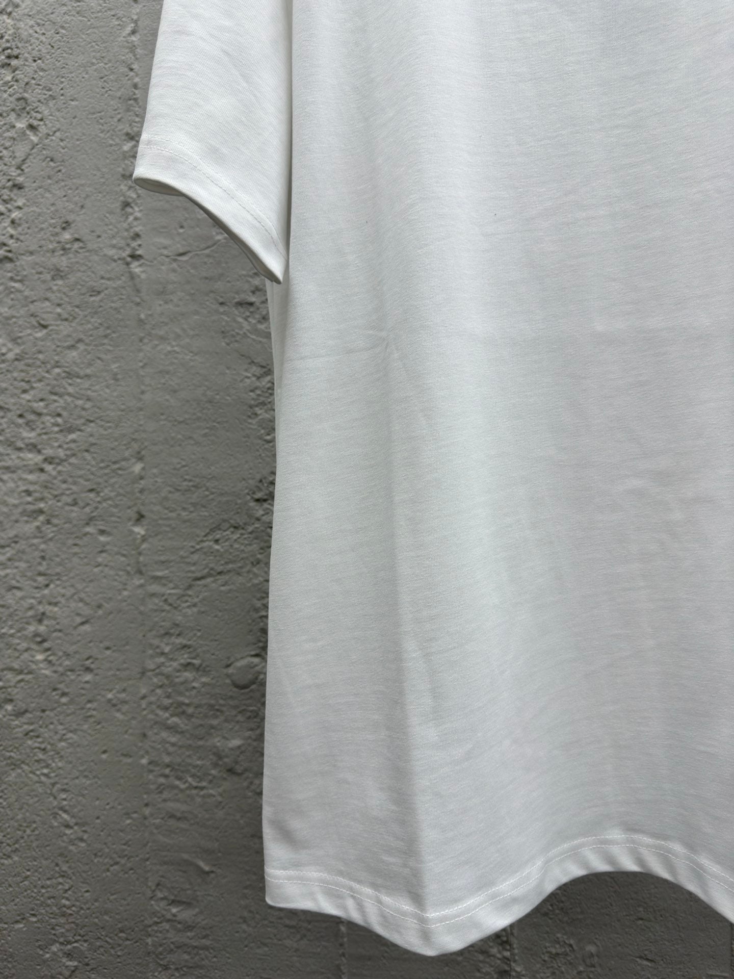 Rundhalsausschnitt, kurze Ärmel mit gesticktem Buchstabenlogo