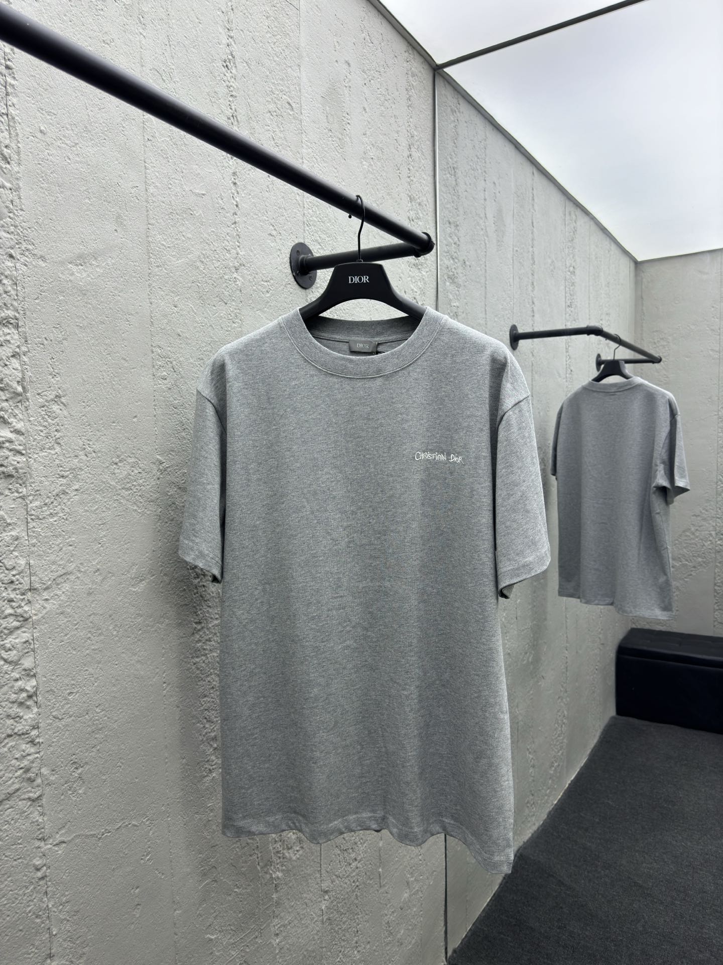 Rundhalsausschnitt, kurze Ärmel mit gesticktem Buchstabenlogo