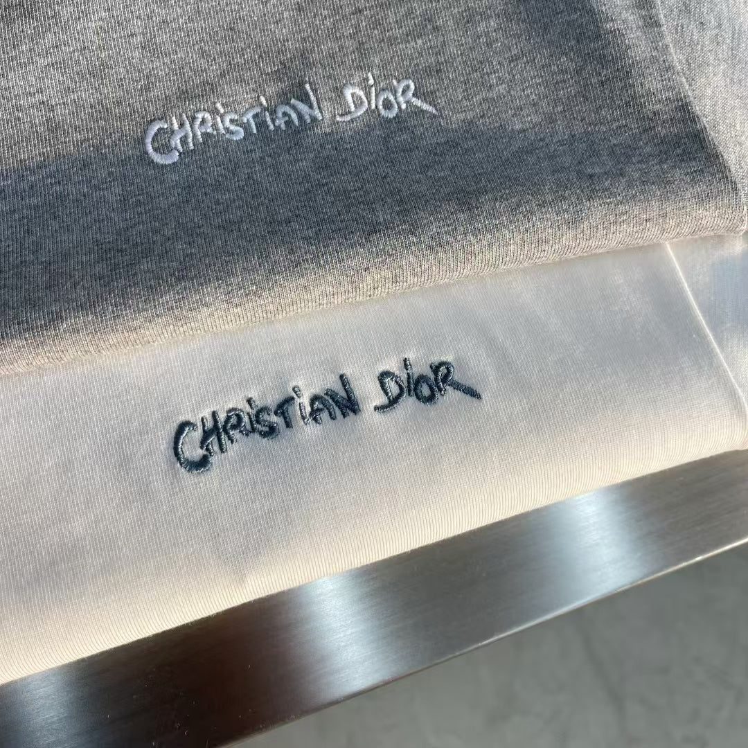 Rundhalsausschnitt, kurze Ärmel mit gesticktem Buchstabenlogo