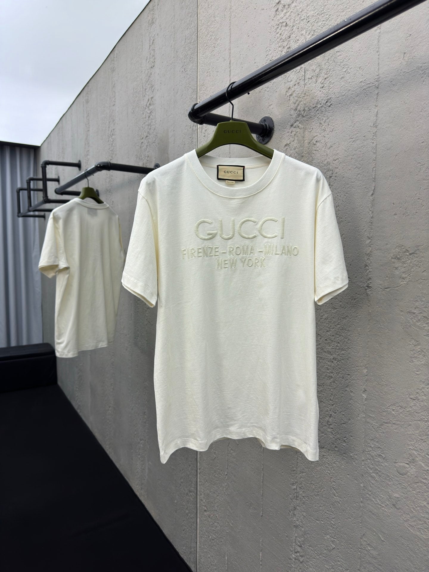 Kurze Ärmel mit aufgestickten römischen Buchstaben