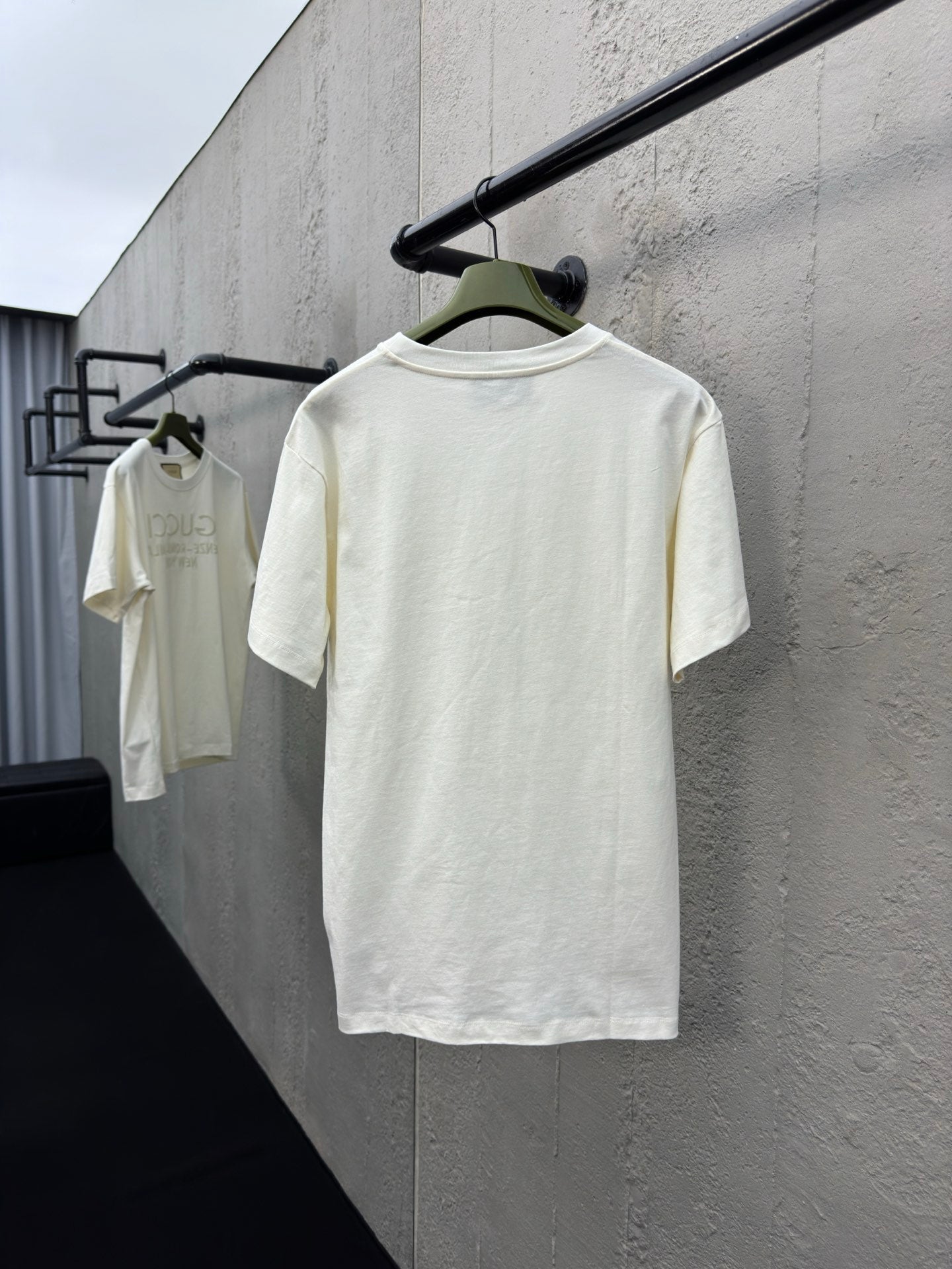 Kurze Ärmel mit aufgestickten römischen Buchstaben