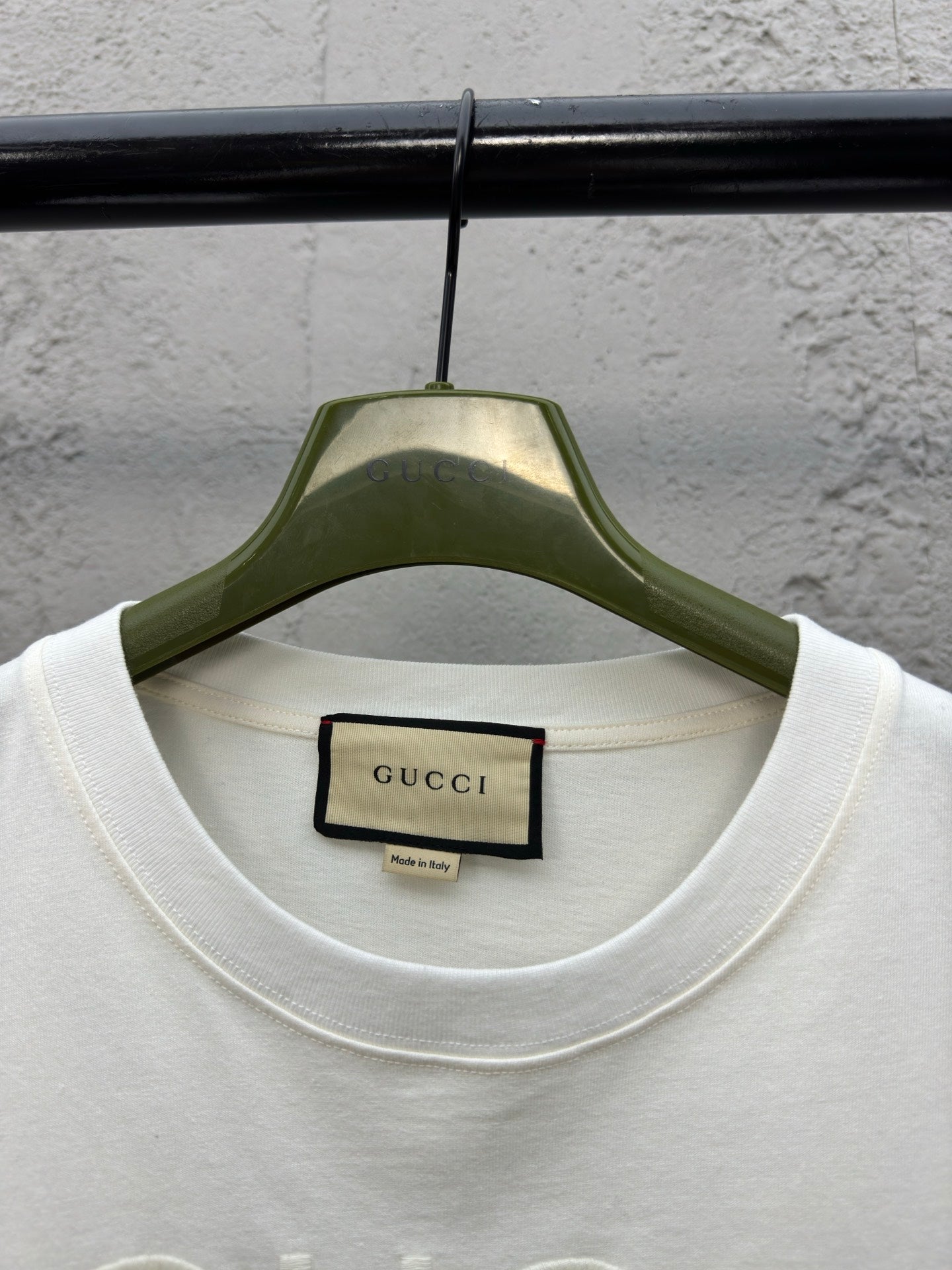 Kurze Ärmel mit aufgestickten römischen Buchstaben