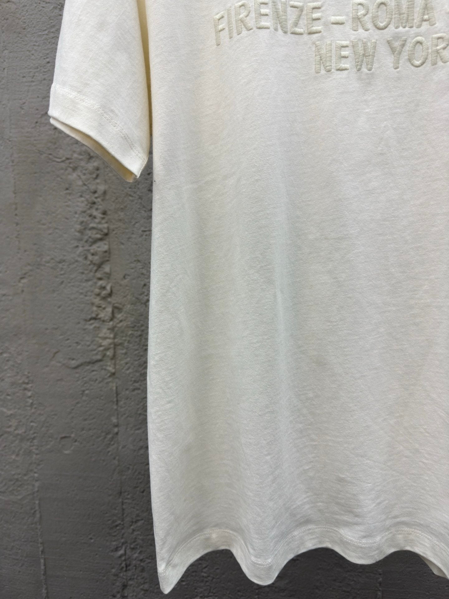 Kurze Ärmel mit aufgestickten römischen Buchstaben