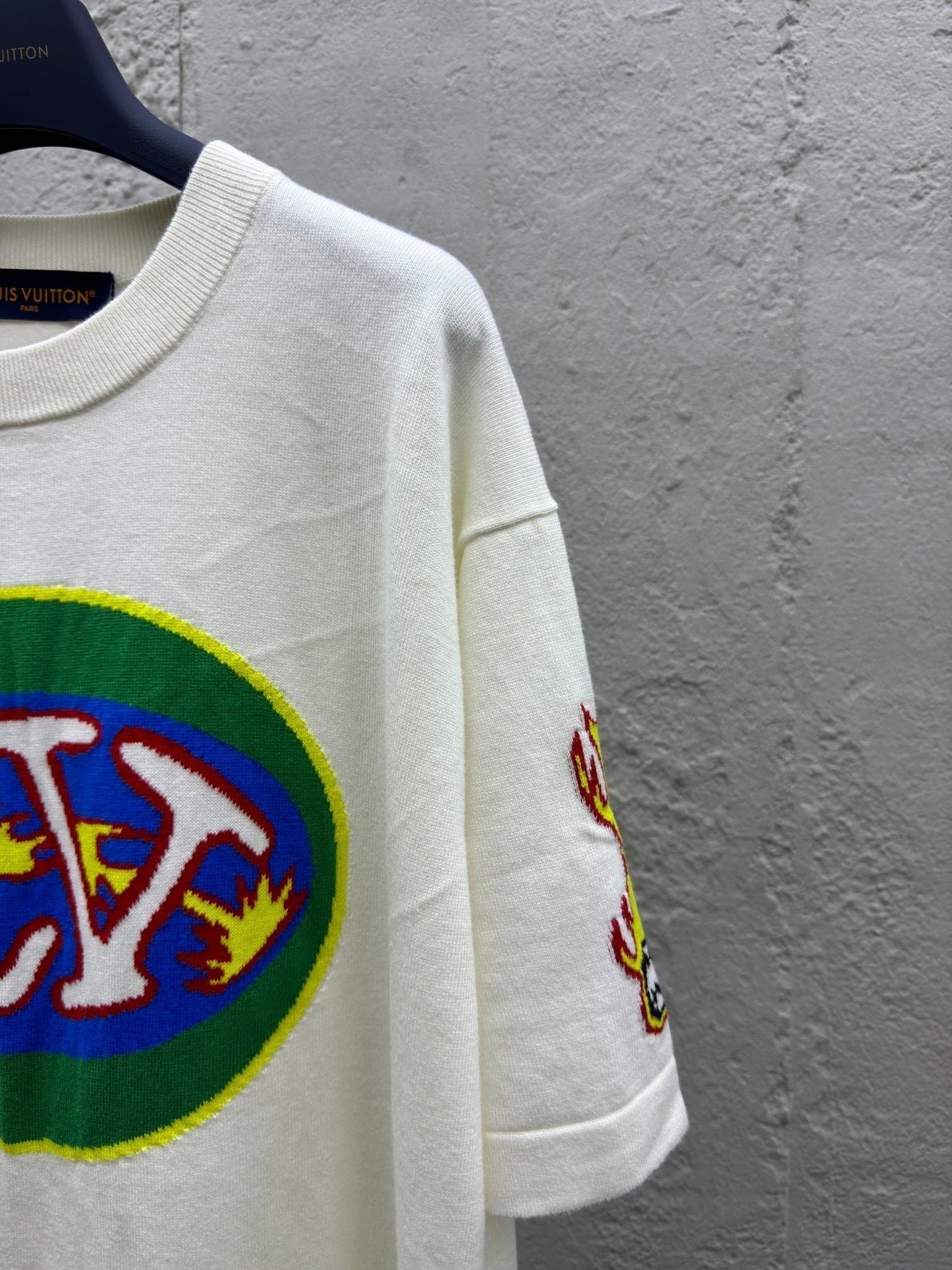 Manches courtes en laine avec lettres circulaires