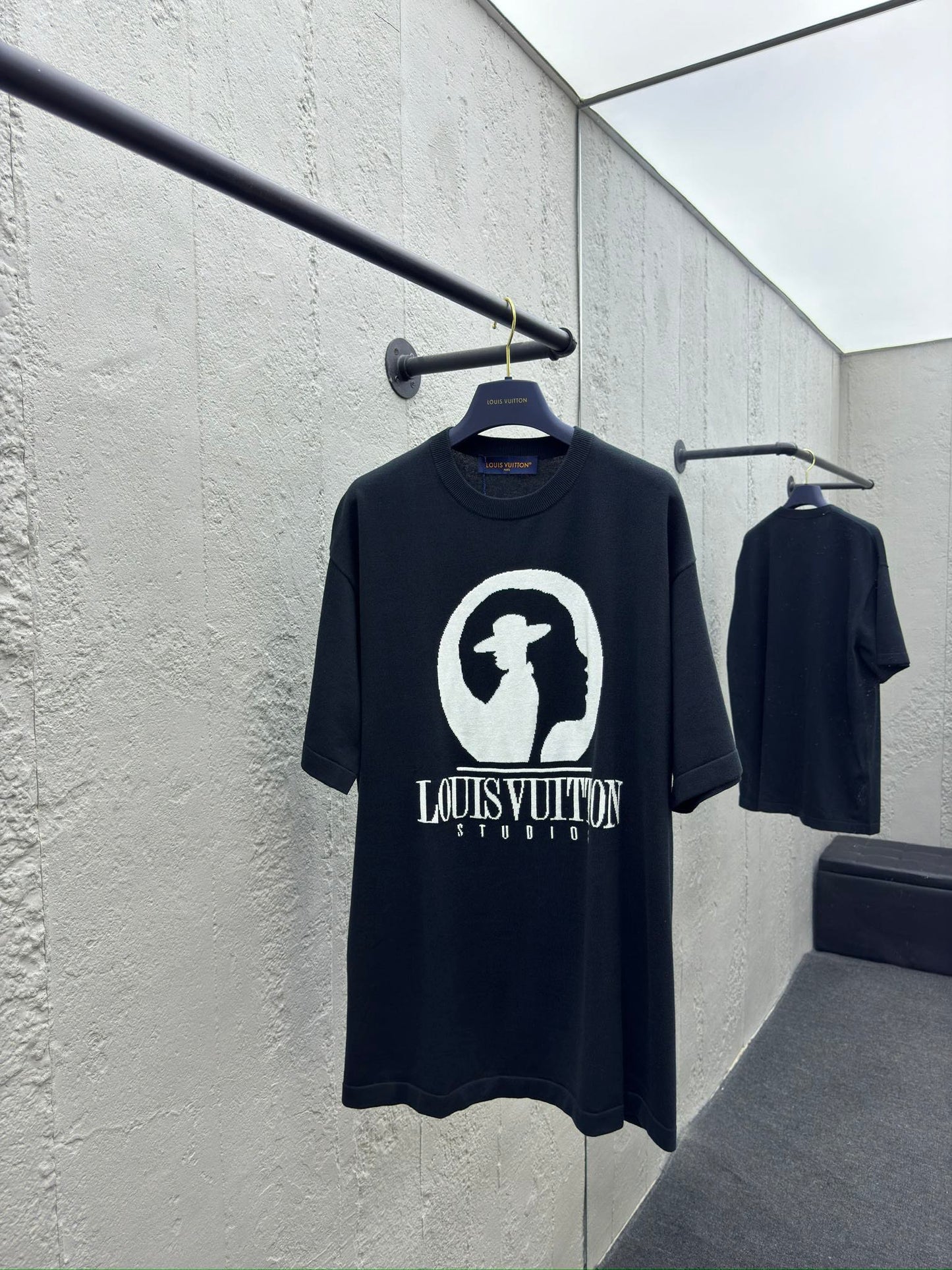 Portrait noir et blanc manches courtes