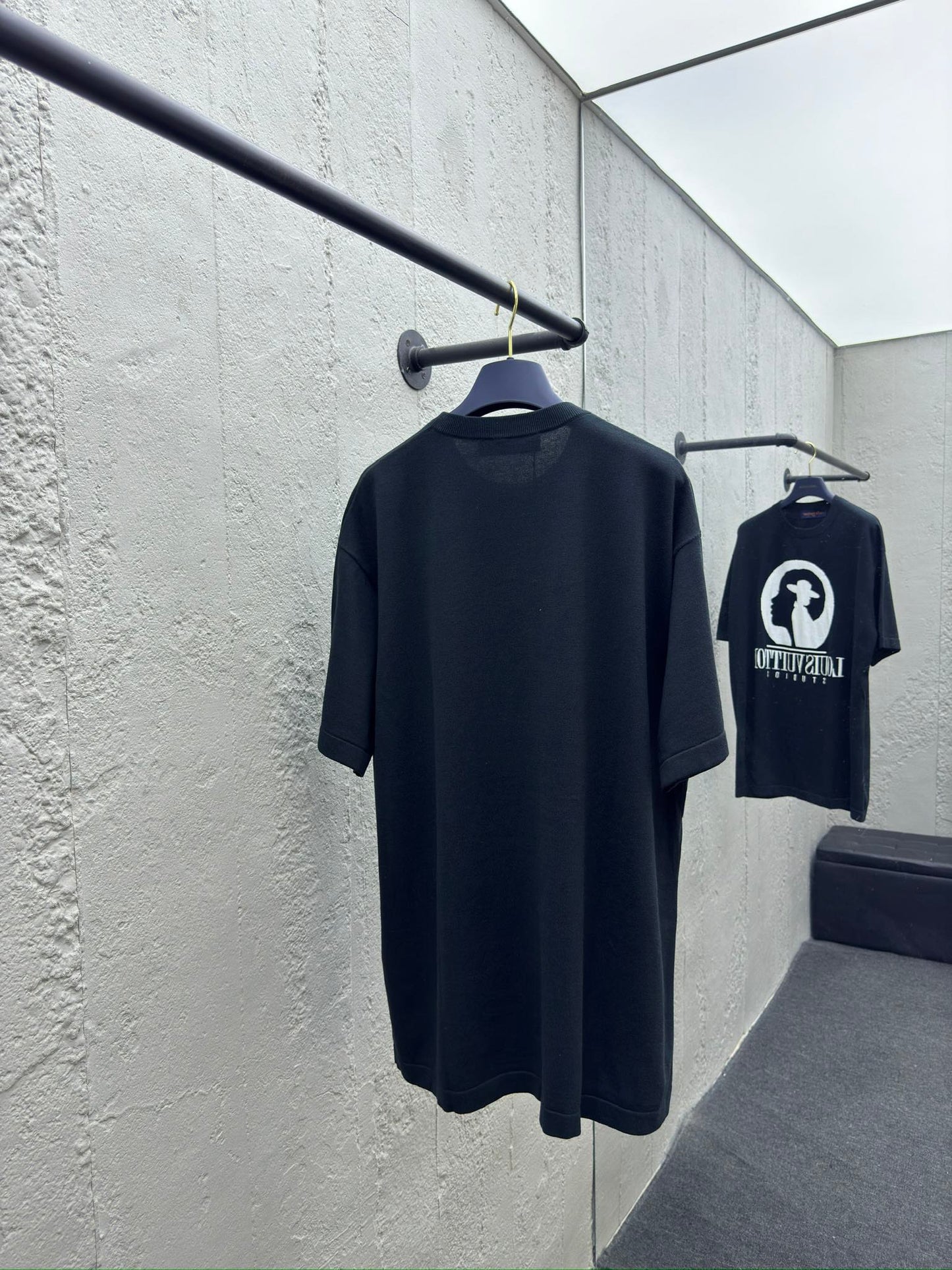 Portrait noir et blanc manches courtes