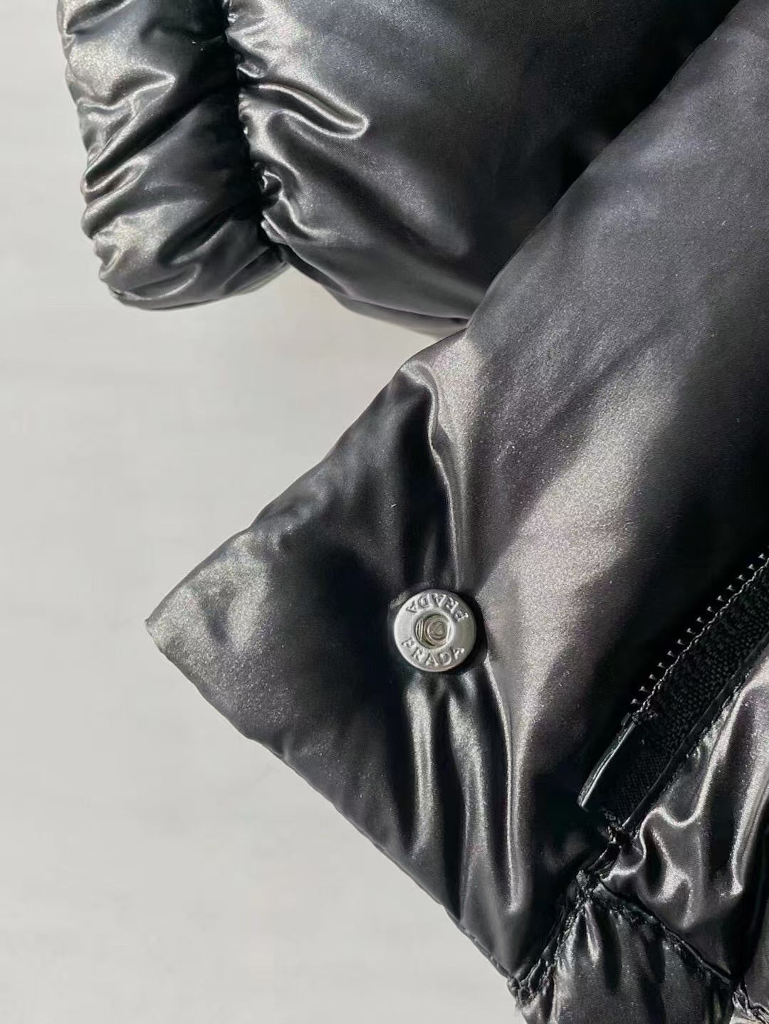 Daunenjacke mit Kapuze und Druckknöpfen