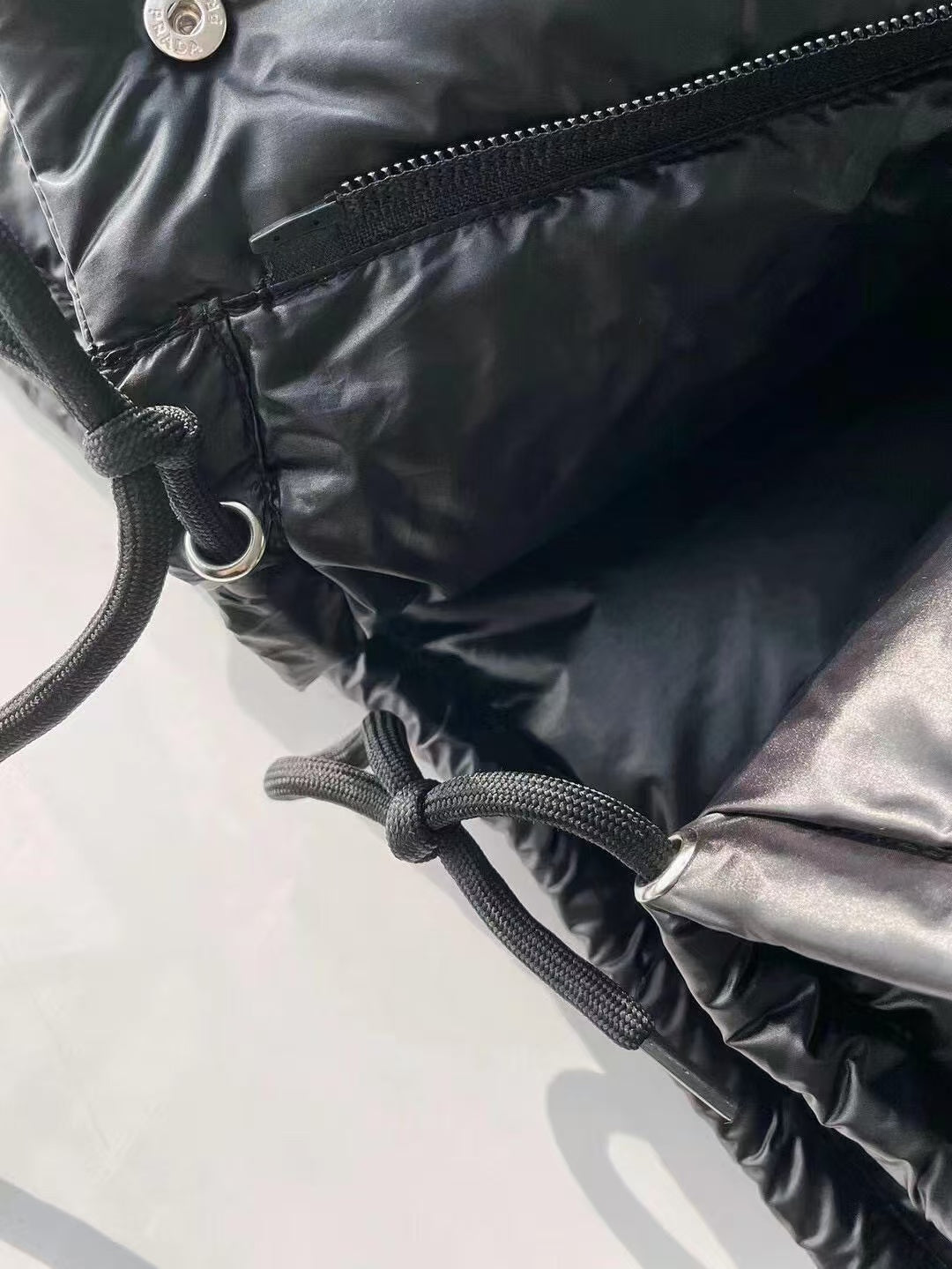 Daunenjacke mit Kapuze und Druckknöpfen