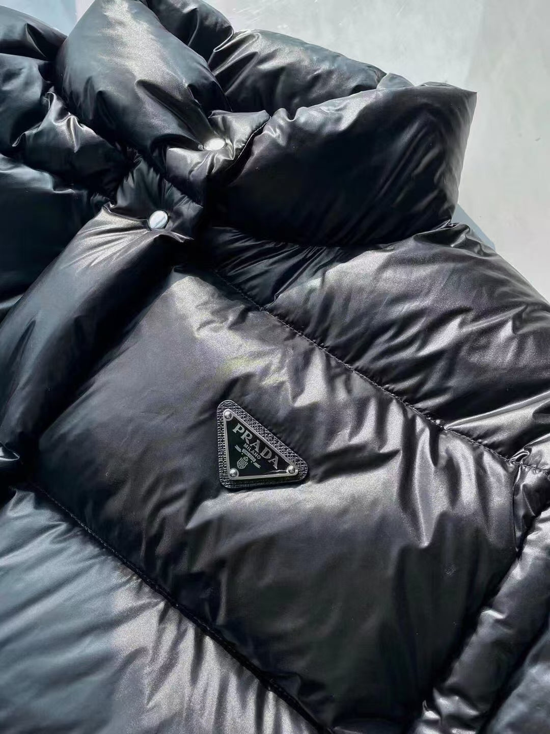 Daunenjacke mit Kapuze und Druckknöpfen