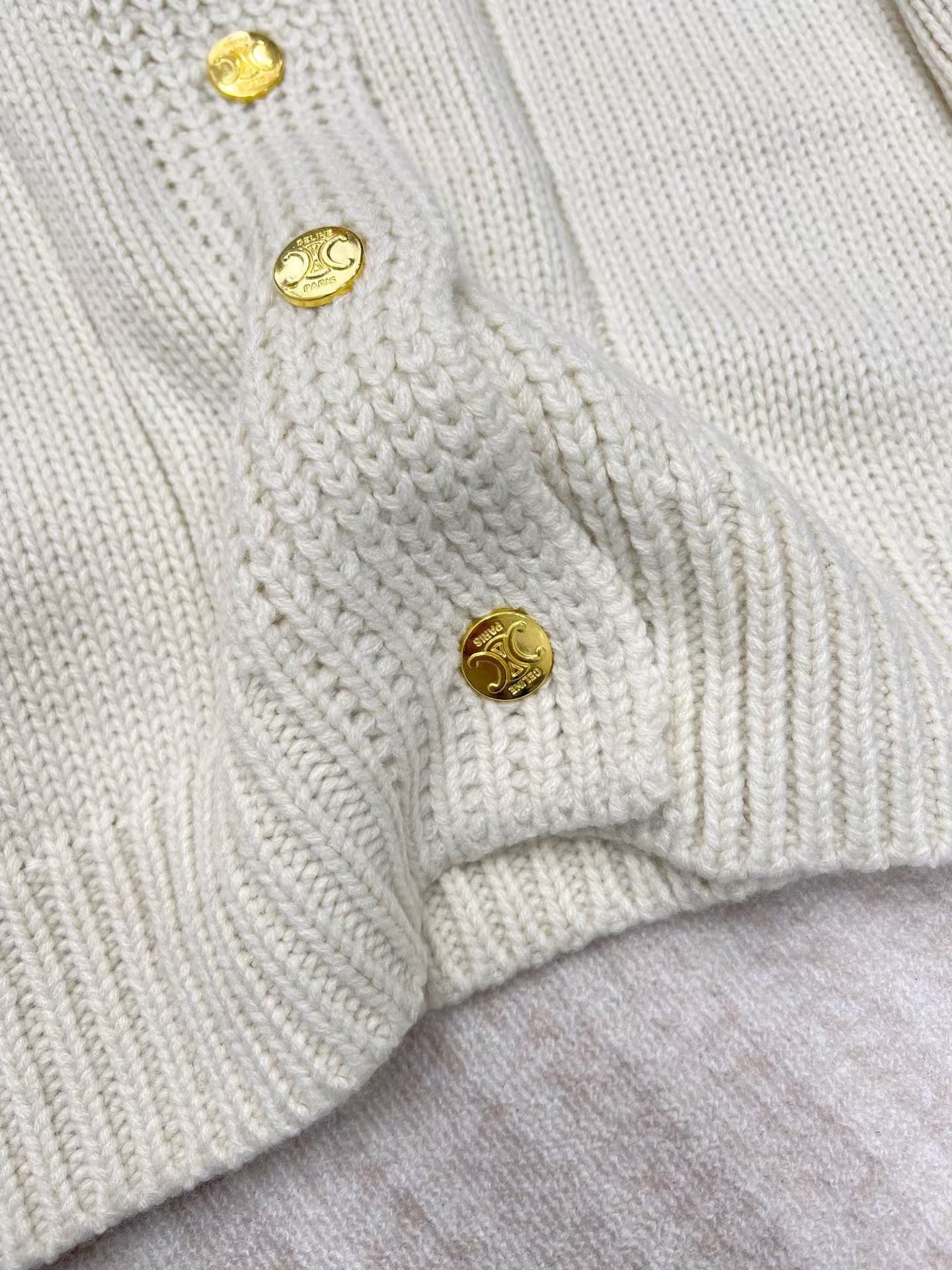 Neue Strickpulloverjacke