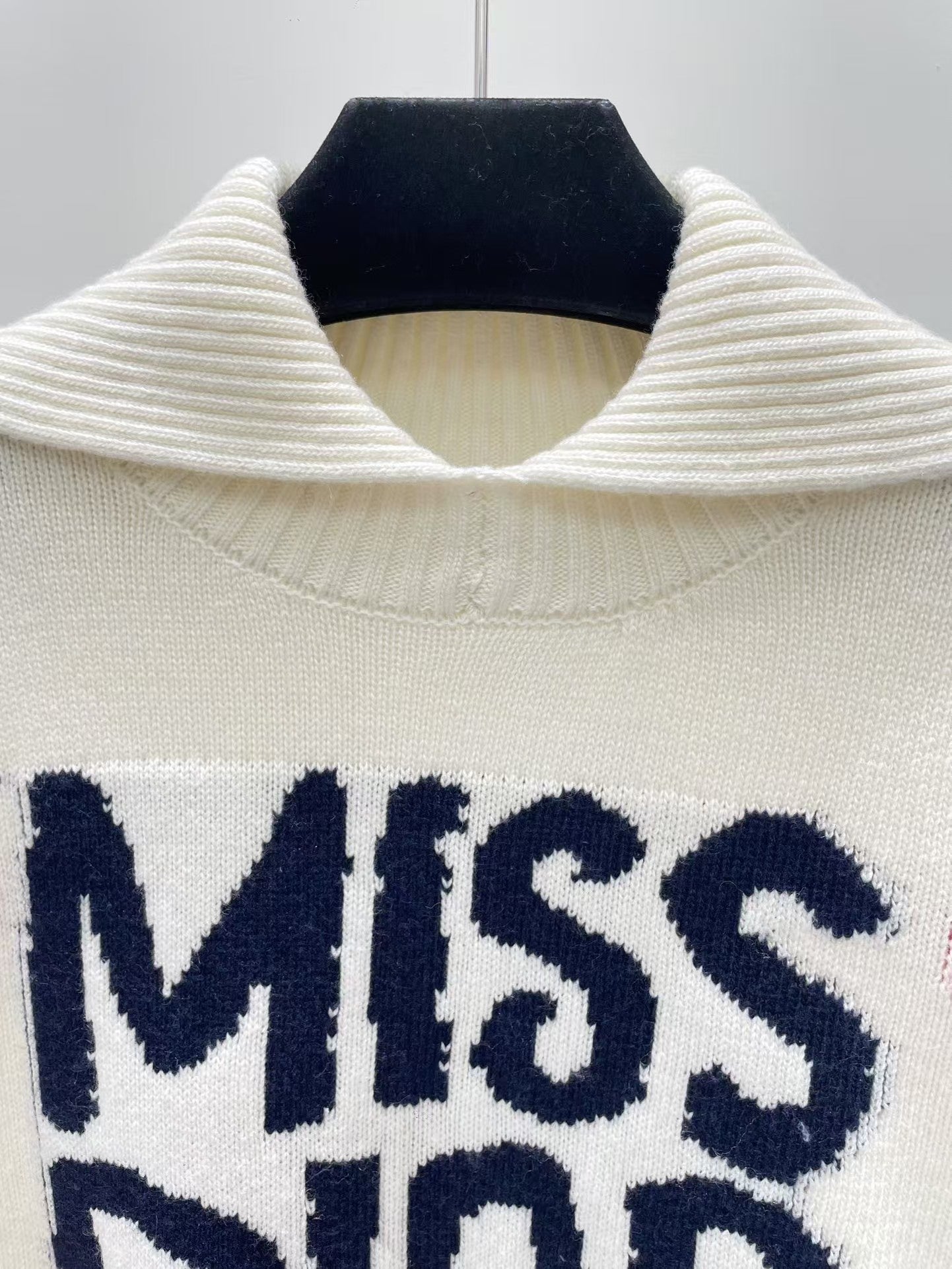 Neuer Strickpullover mit Buchstaben