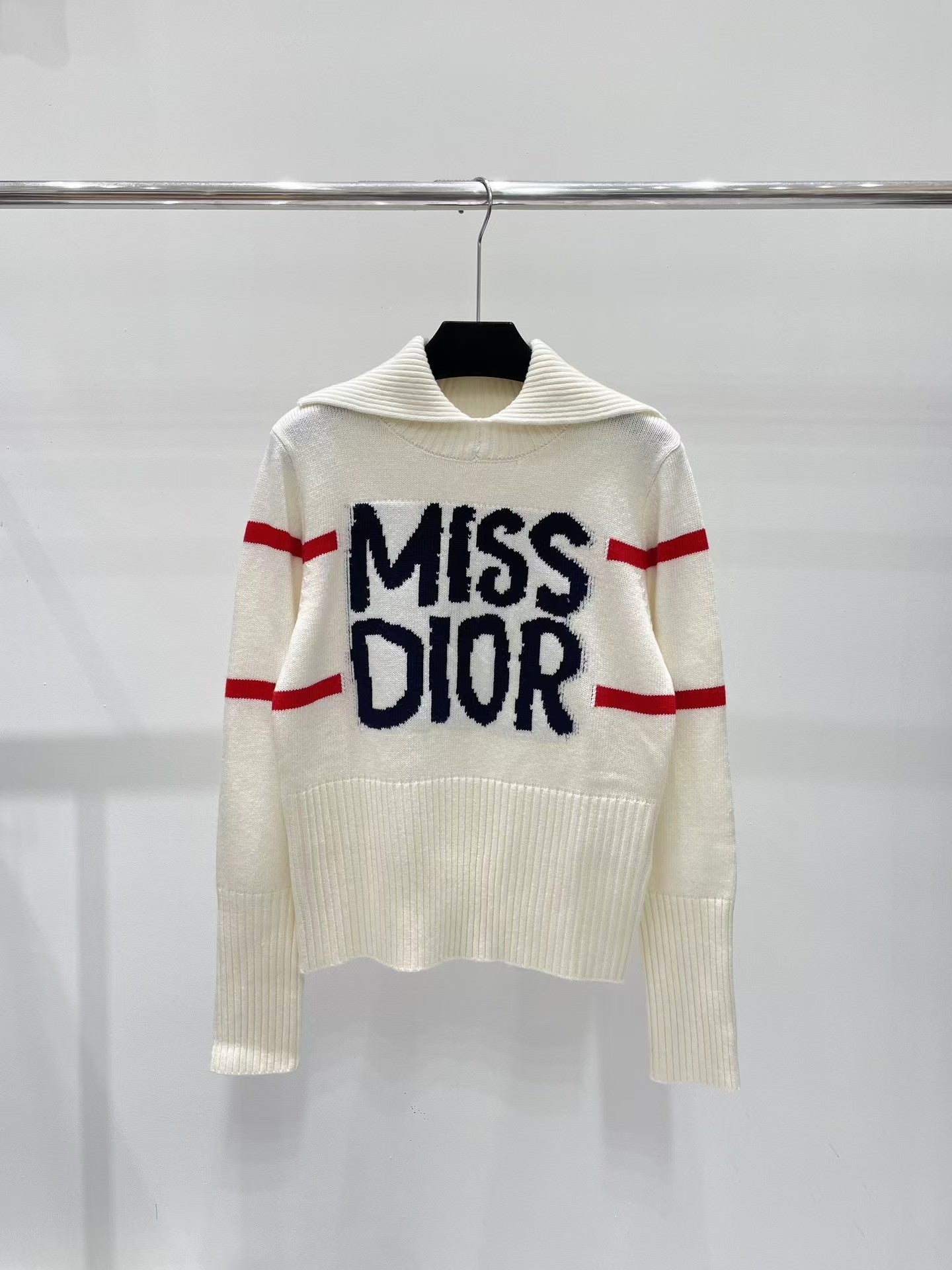 Neuer Strickpullover mit Buchstaben