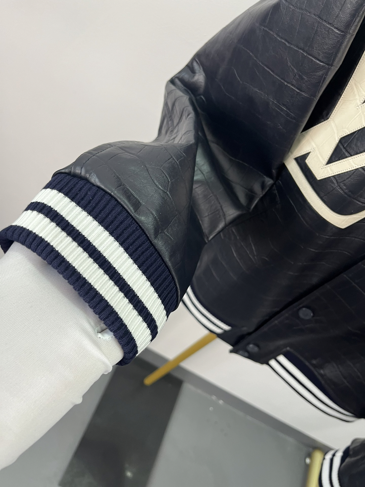 Lederjacke mit Krokodil-Print