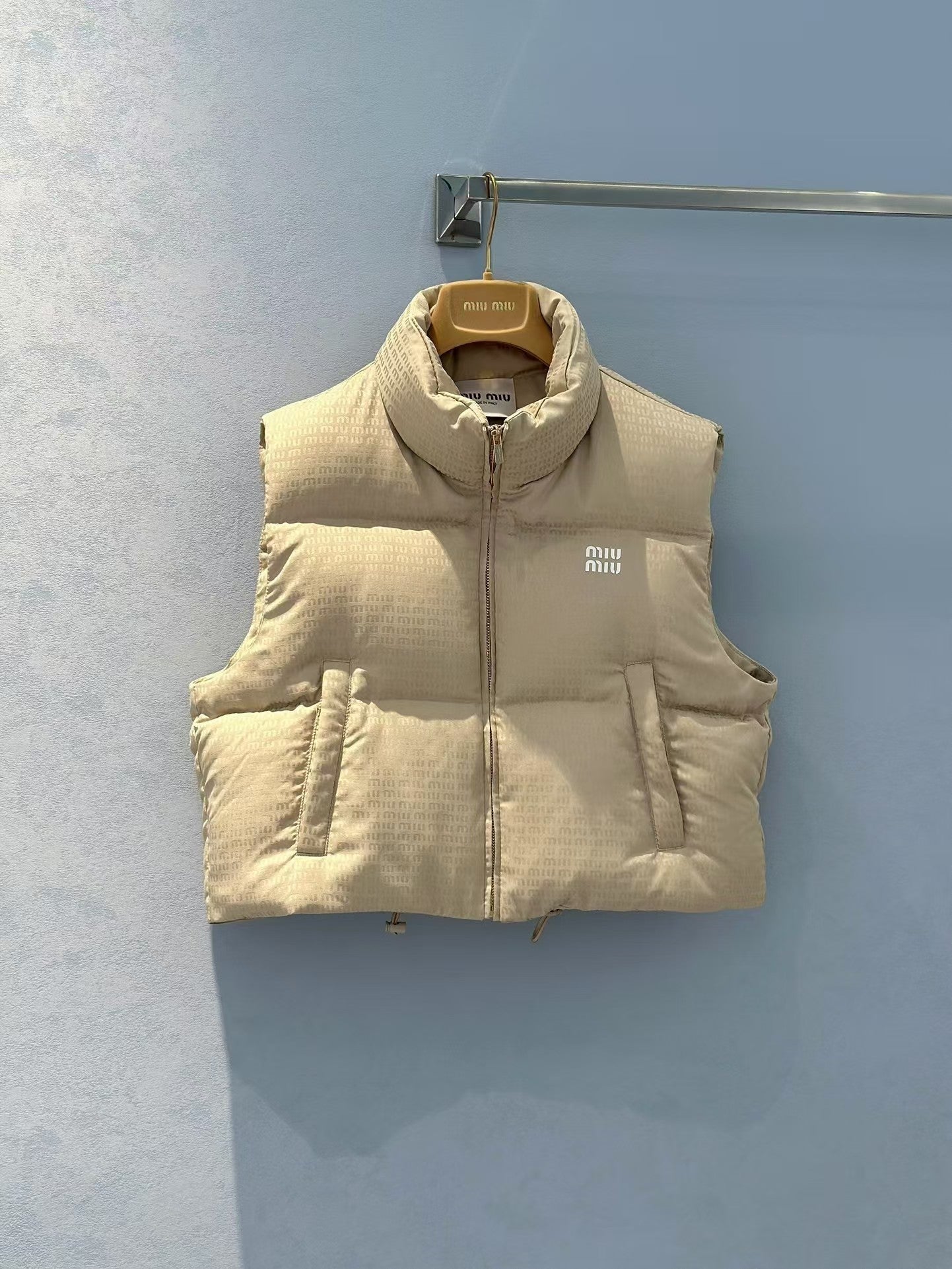 Neue Daunenweste mit Logo-Print