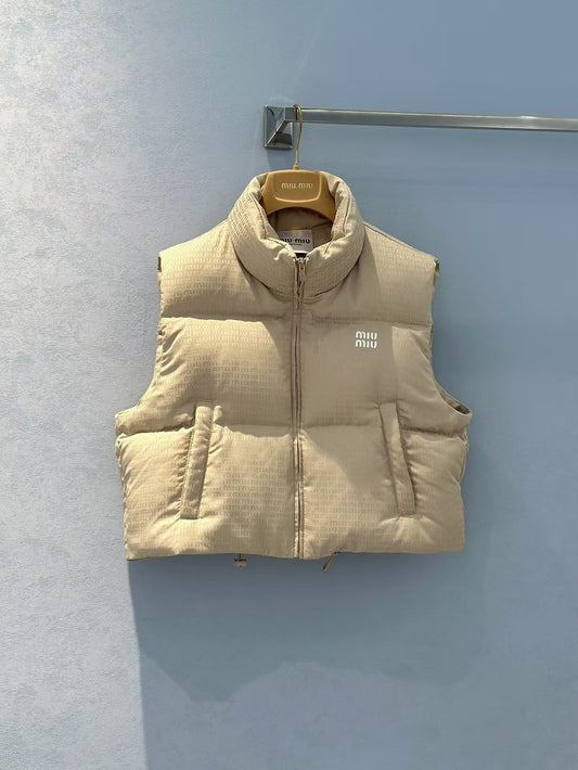 Neue Daunenweste mit Logo-Print