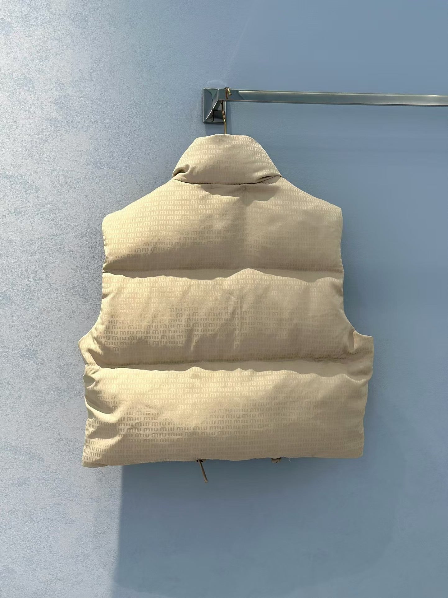 Neue Daunenweste mit Logo-Print