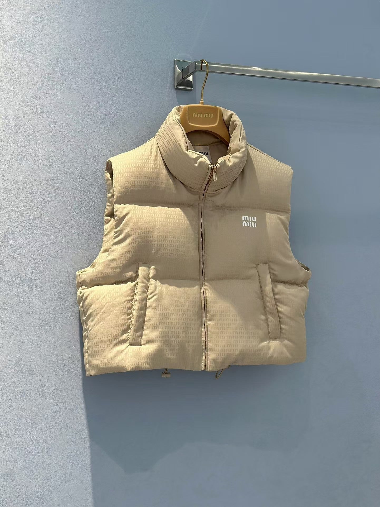 Neue Daunenweste mit Logo-Print