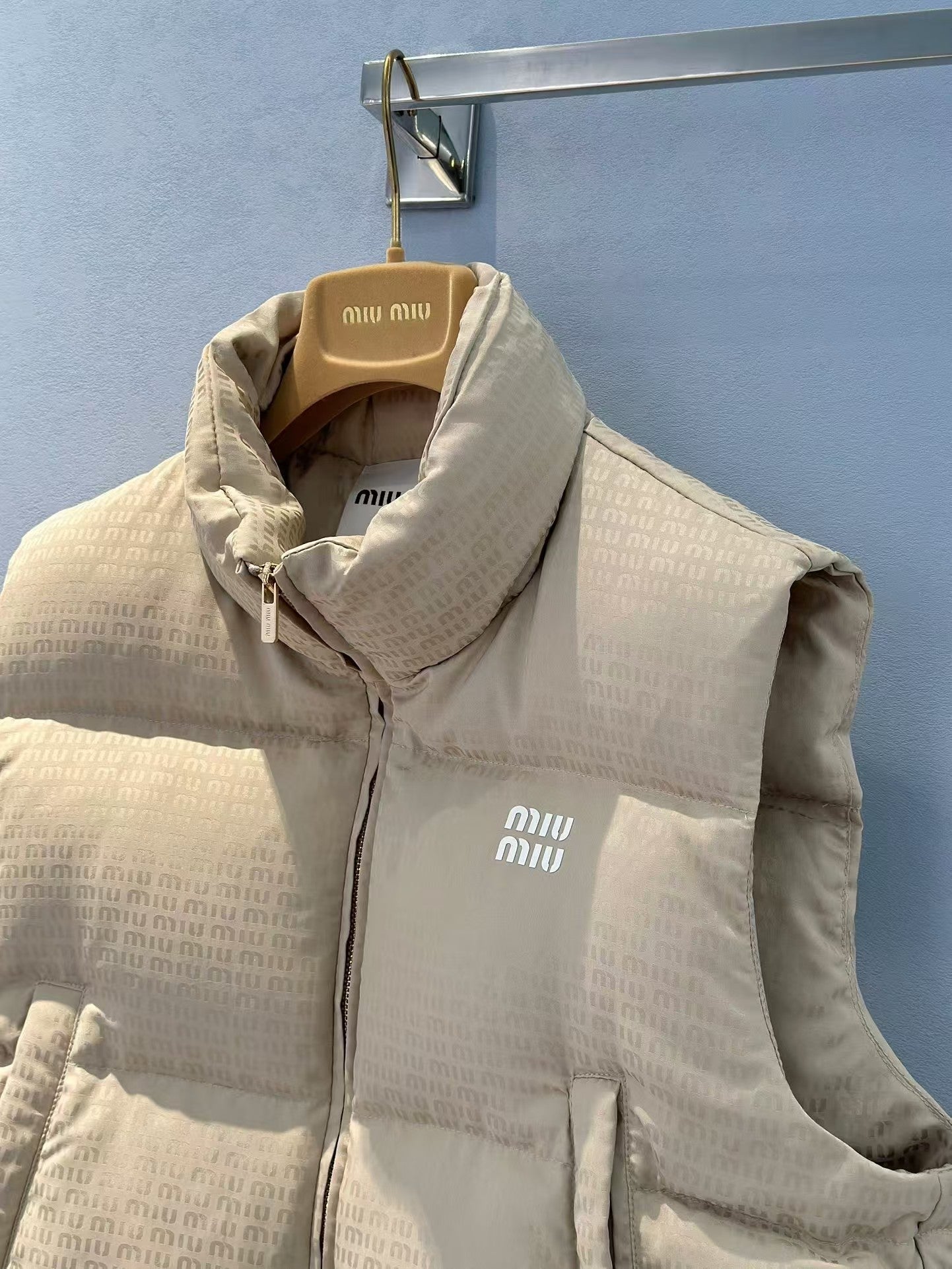 Neue Daunenweste mit Logo-Print