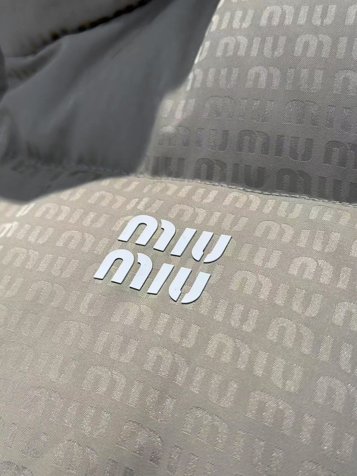 Neue Daunenweste mit Logo-Print