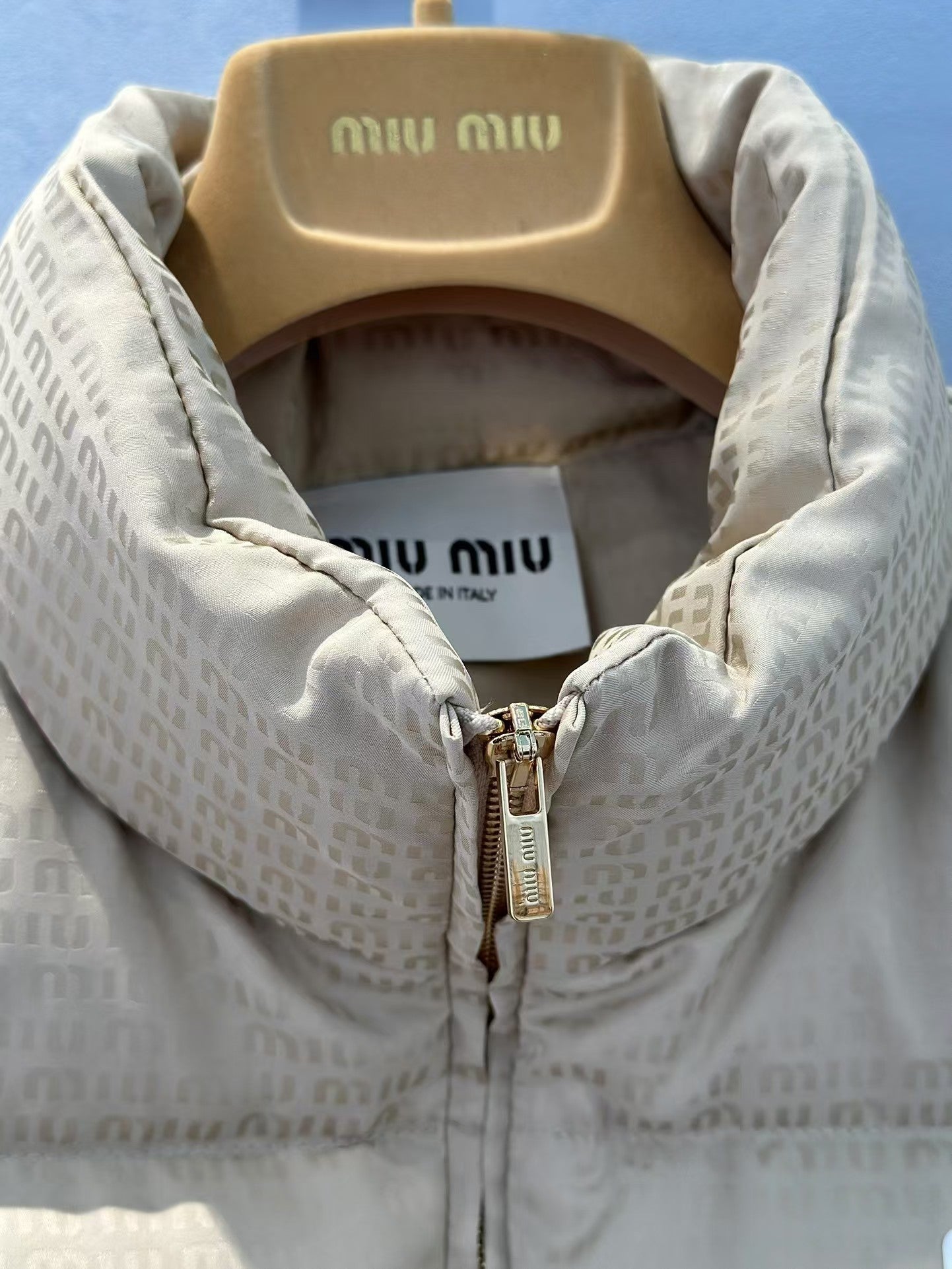 Neue Daunenweste mit Logo-Print