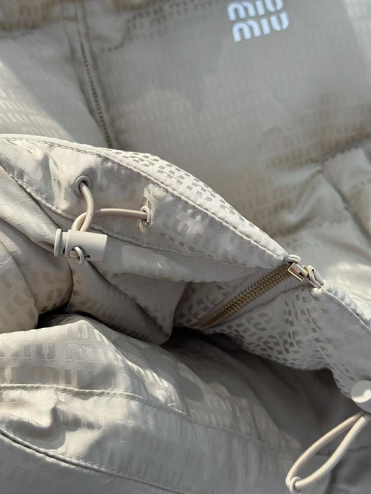 Neue Daunenweste mit Logo-Print