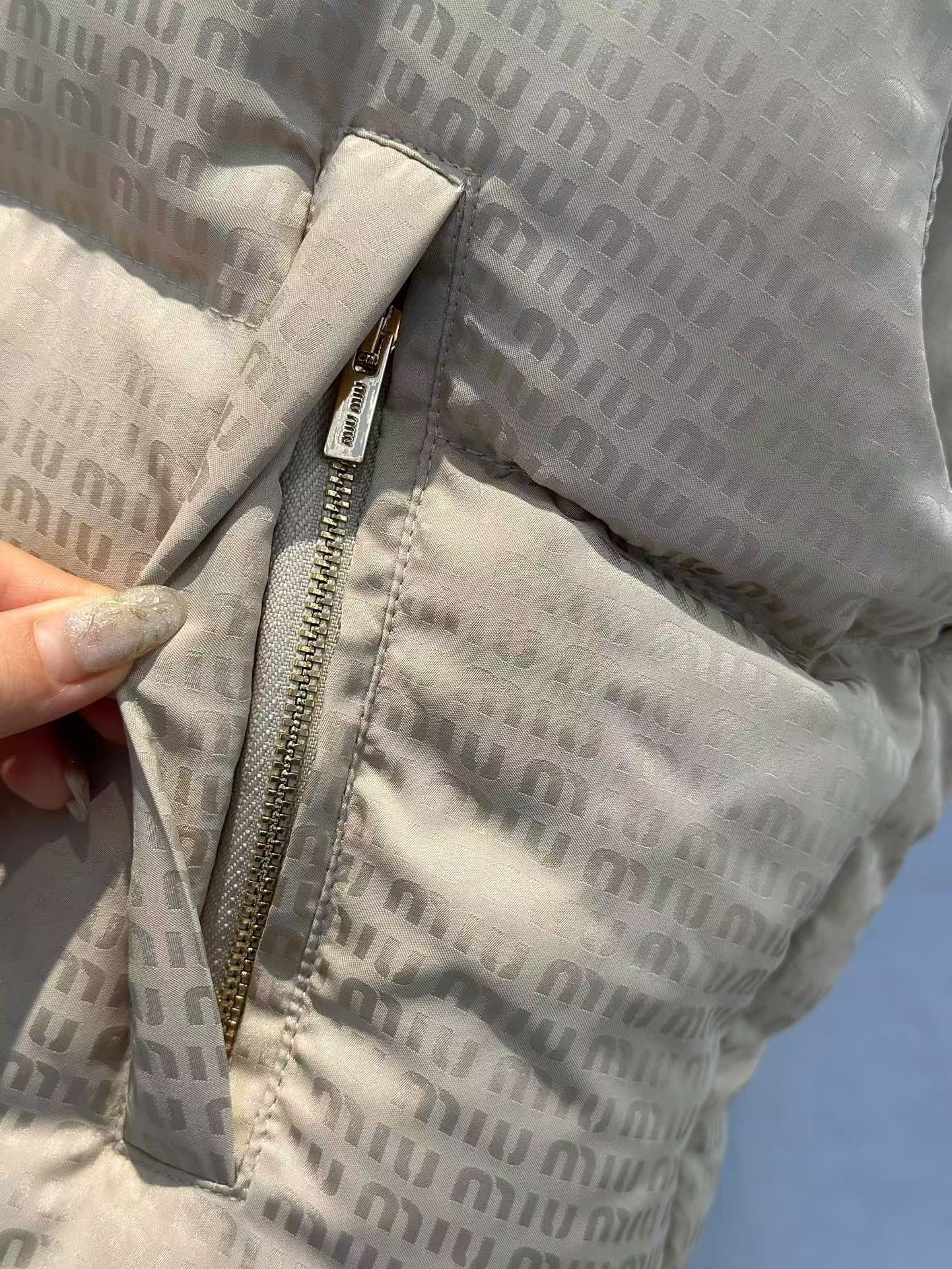 Neue Daunenweste mit Logo-Print