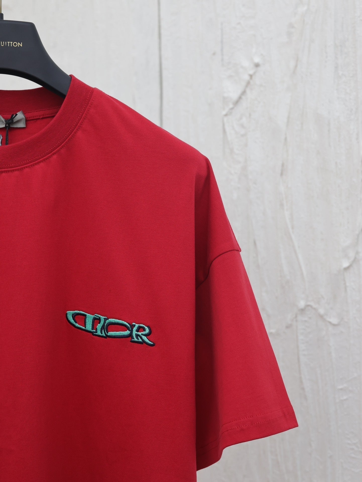 Ski-Serie besticktes Kurzarm-T-Shirt mit Rundhalsausschnitt