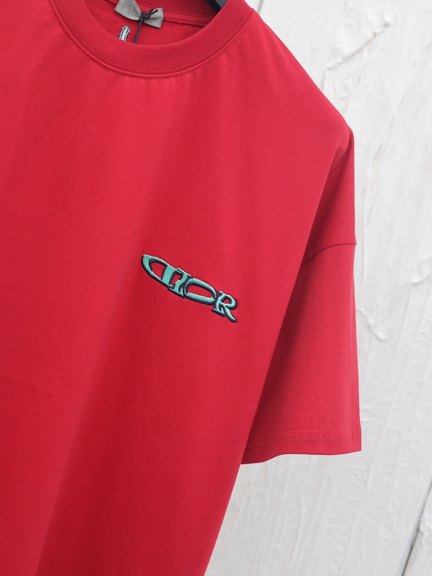 Ski-Serie besticktes Kurzarm-T-Shirt mit Rundhalsausschnitt