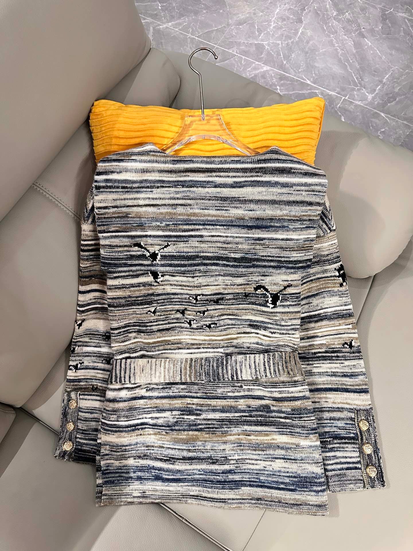 Strickmantel mit Streifenstickerei