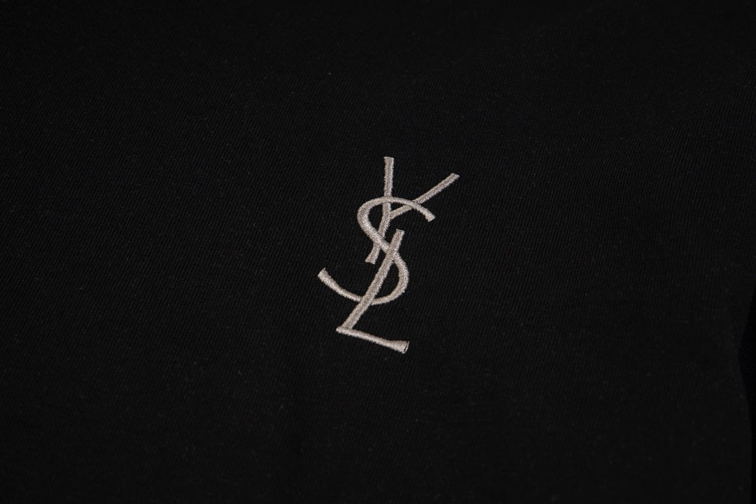 T-Shirt mit Rundhalsausschnitt und Stickerei auf der Brust 