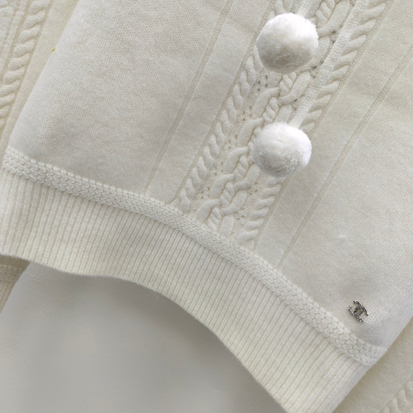 Haut tricoté à capuche avec pendentif boule jacquard tridimensionnel