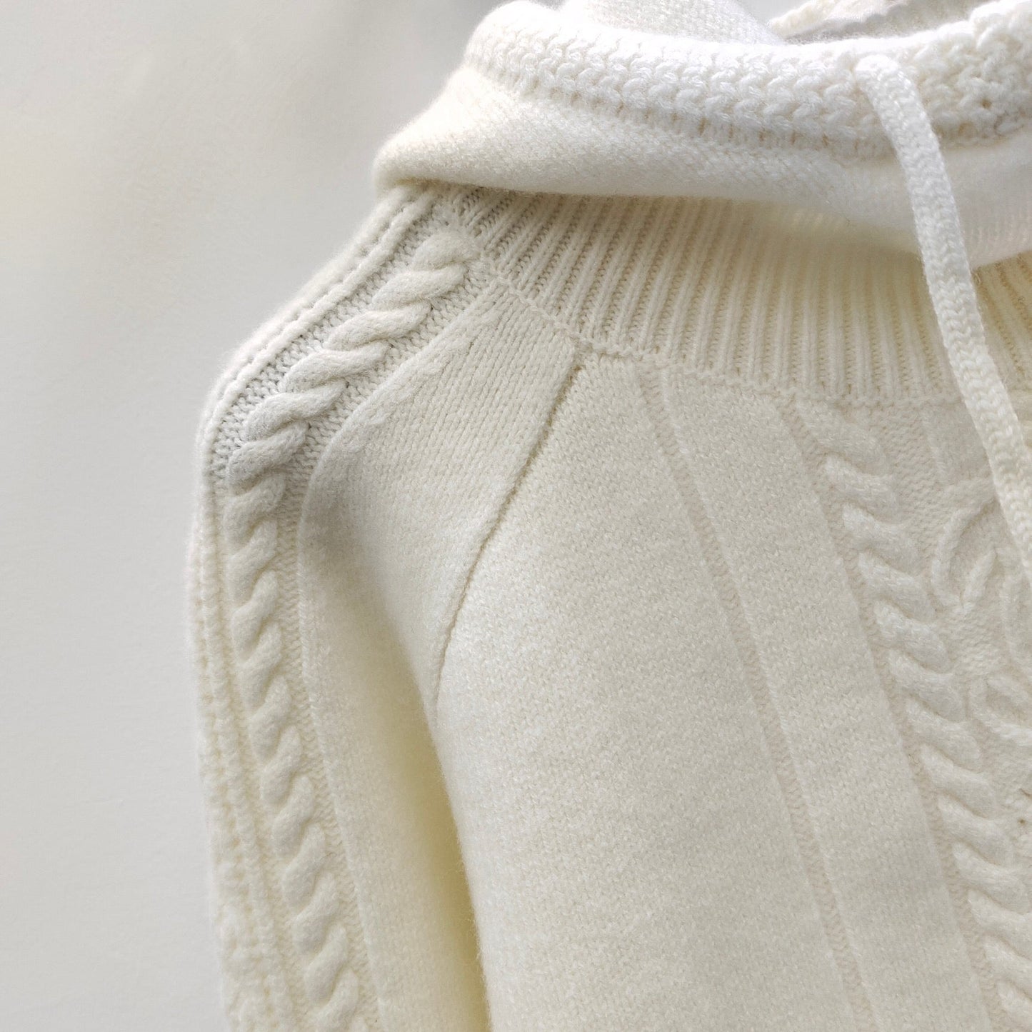 Haut tricoté à capuche avec pendentif boule jacquard tridimensionnel