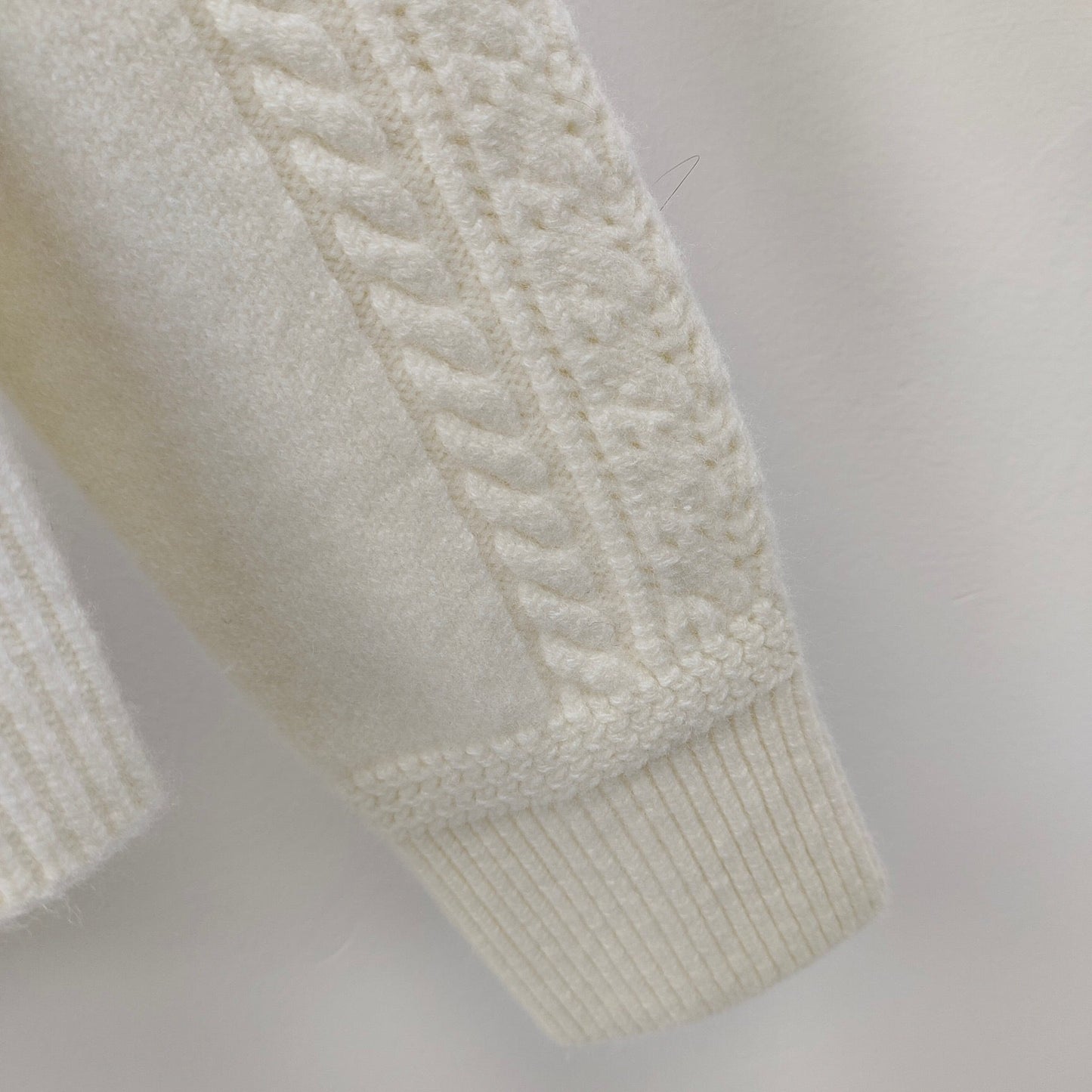 Haut tricoté à capuche avec pendentif boule jacquard tridimensionnel