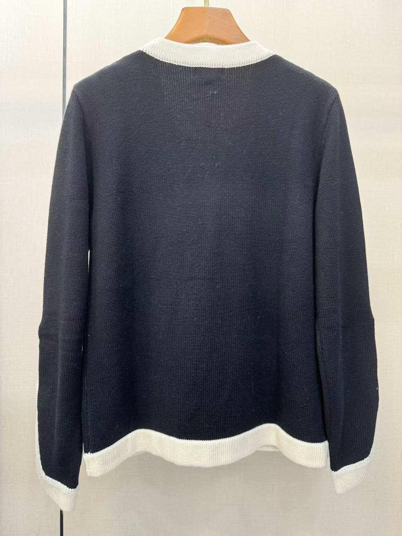 Gestrickter Cardigan mit V-Ausschnitt und zwei Taschen