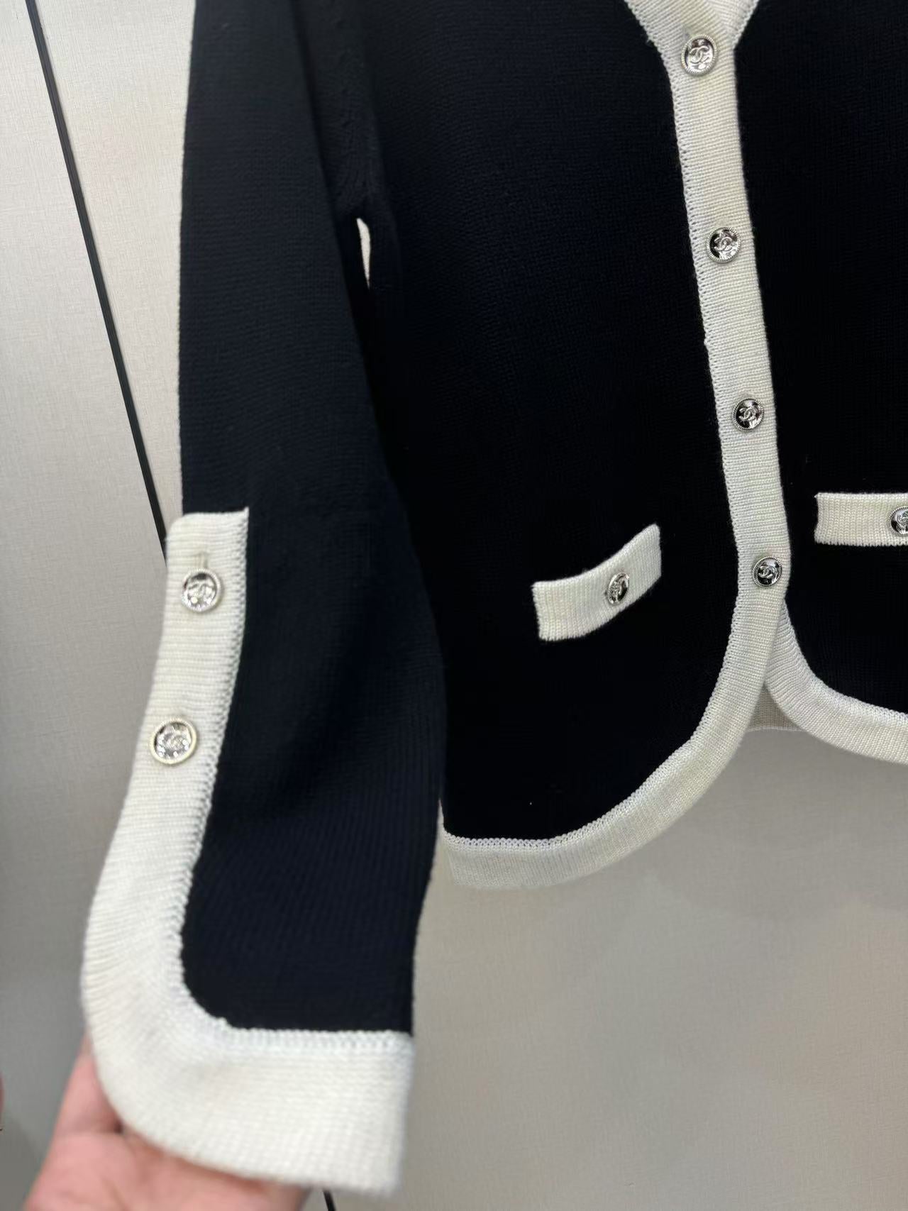 Gestrickter Cardigan mit V-Ausschnitt und zwei Taschen