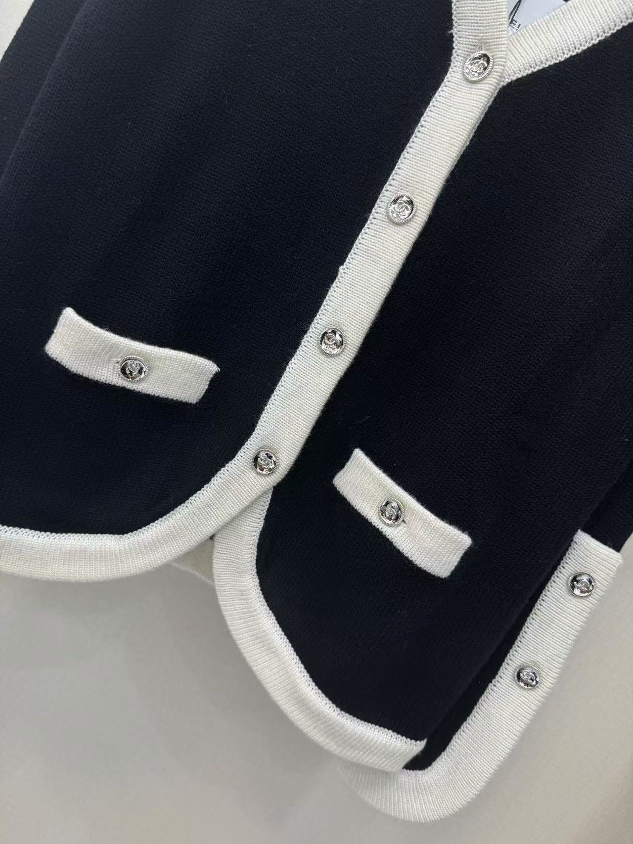 Gestrickter Cardigan mit V-Ausschnitt und zwei Taschen