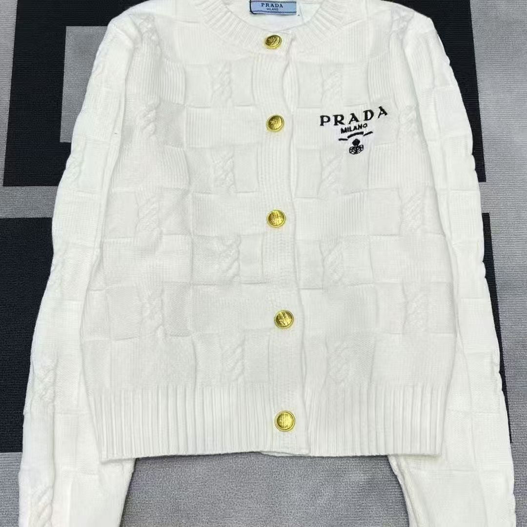 Neuer Strickcardigan mit langen Ärmeln und Buchstabenlogo