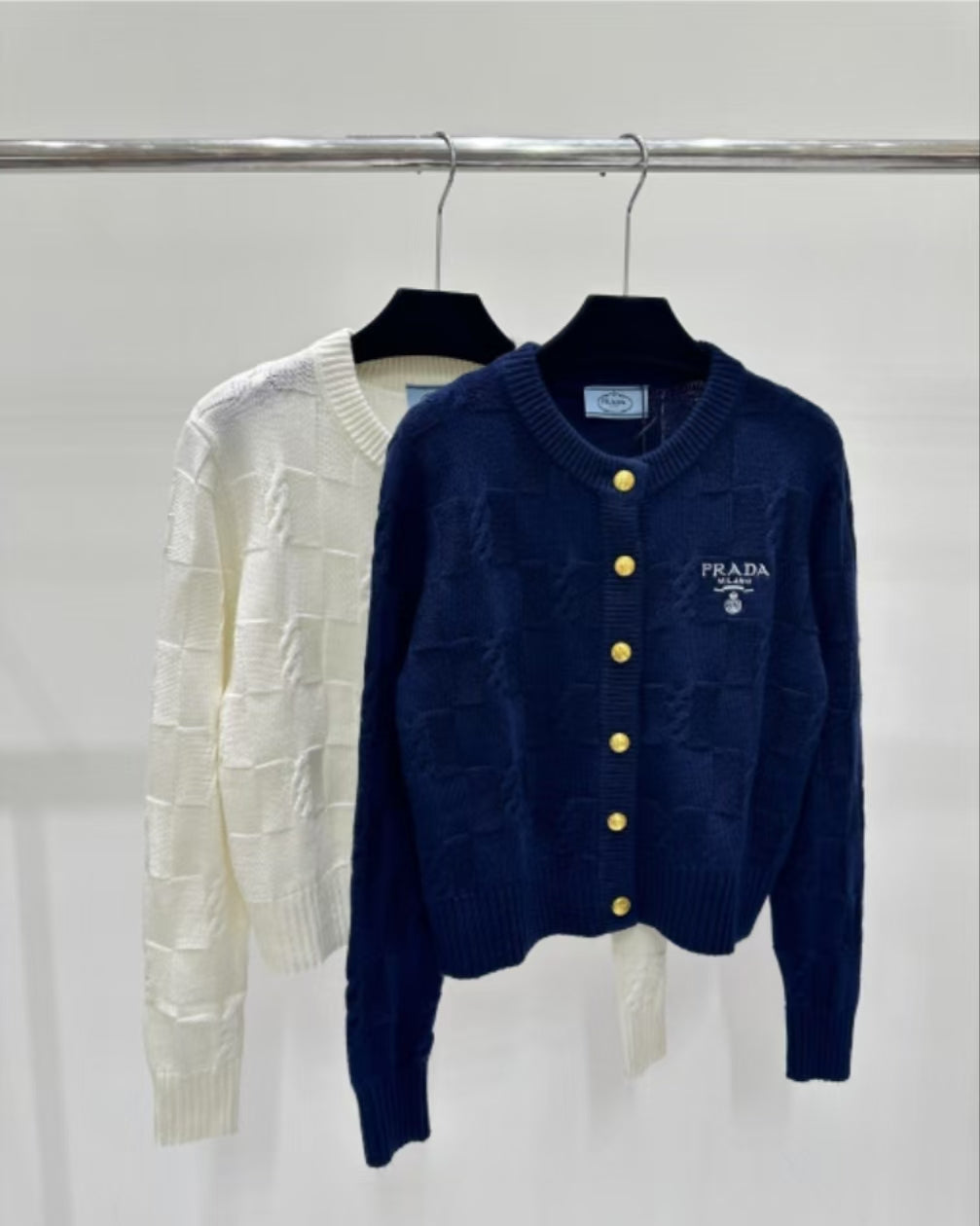 Neuer Strickcardigan mit langen Ärmeln und Buchstabenlogo