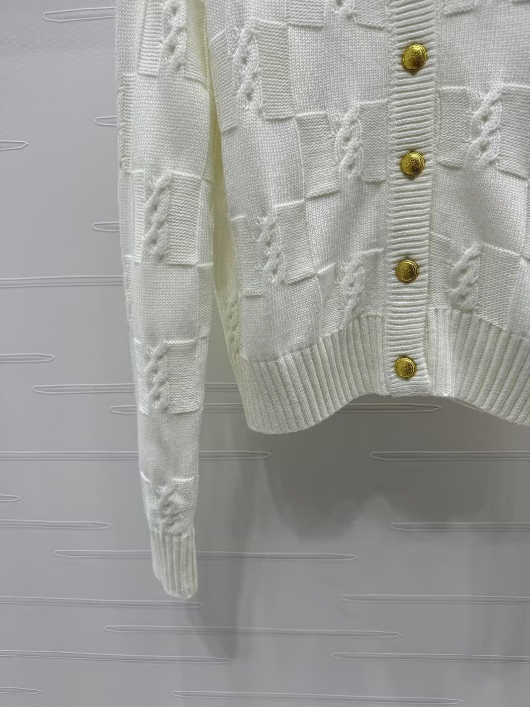 Neuer Strickcardigan mit langen Ärmeln und Buchstabenlogo