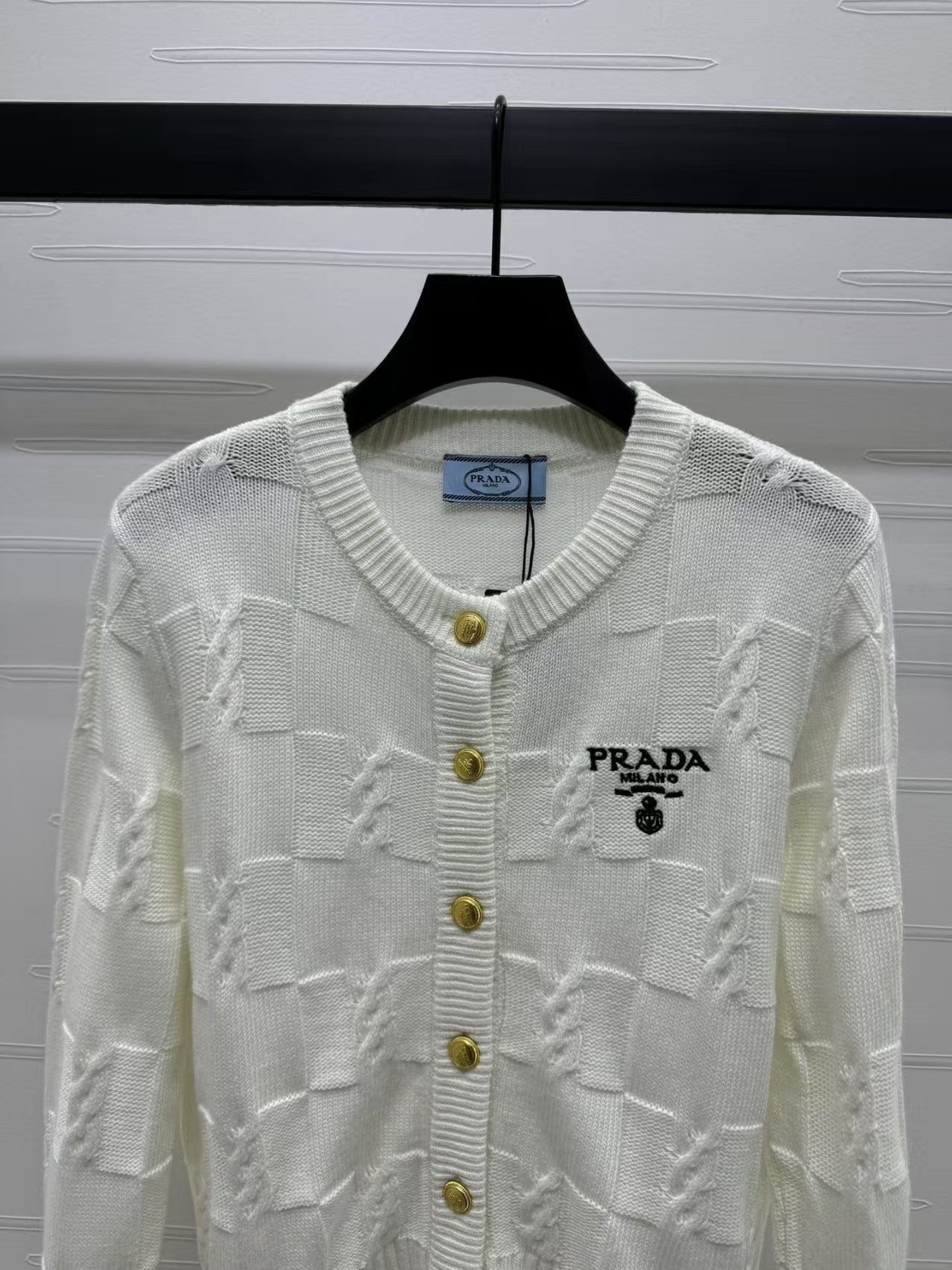 Neuer Strickcardigan mit langen Ärmeln und Buchstabenlogo