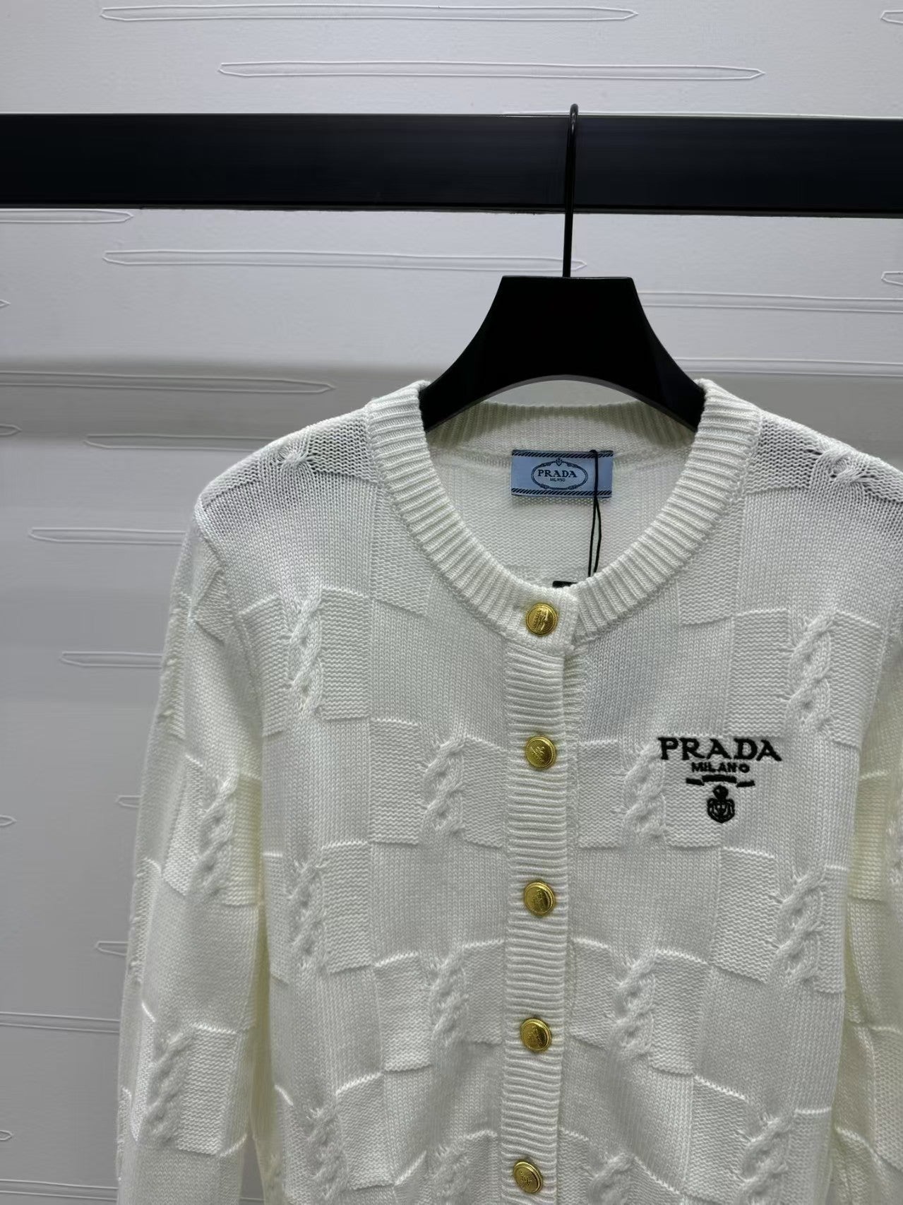 Neuer Strickcardigan mit langen Ärmeln und Buchstabenlogo