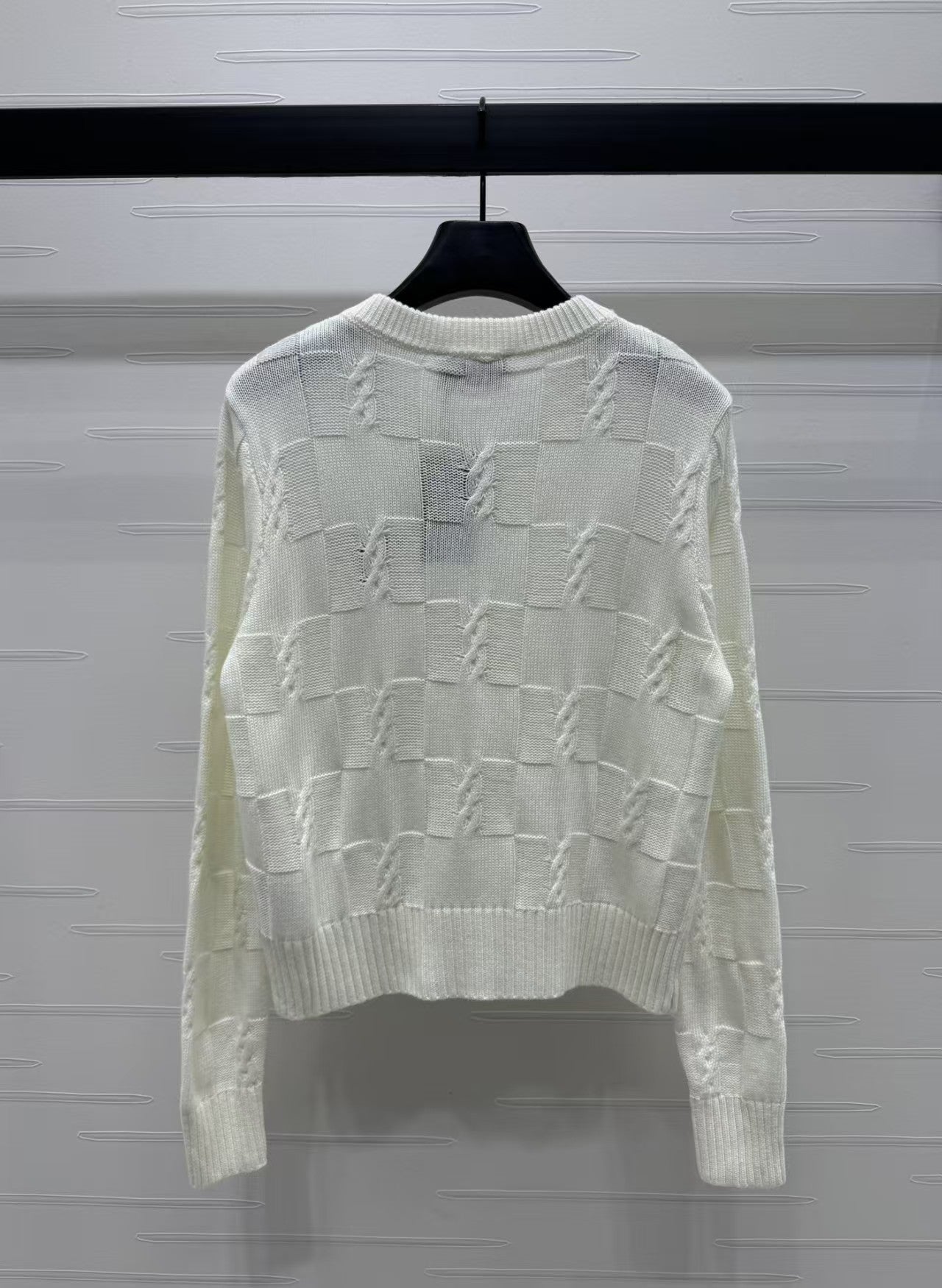 Neuer Strickcardigan mit langen Ärmeln und Buchstabenlogo